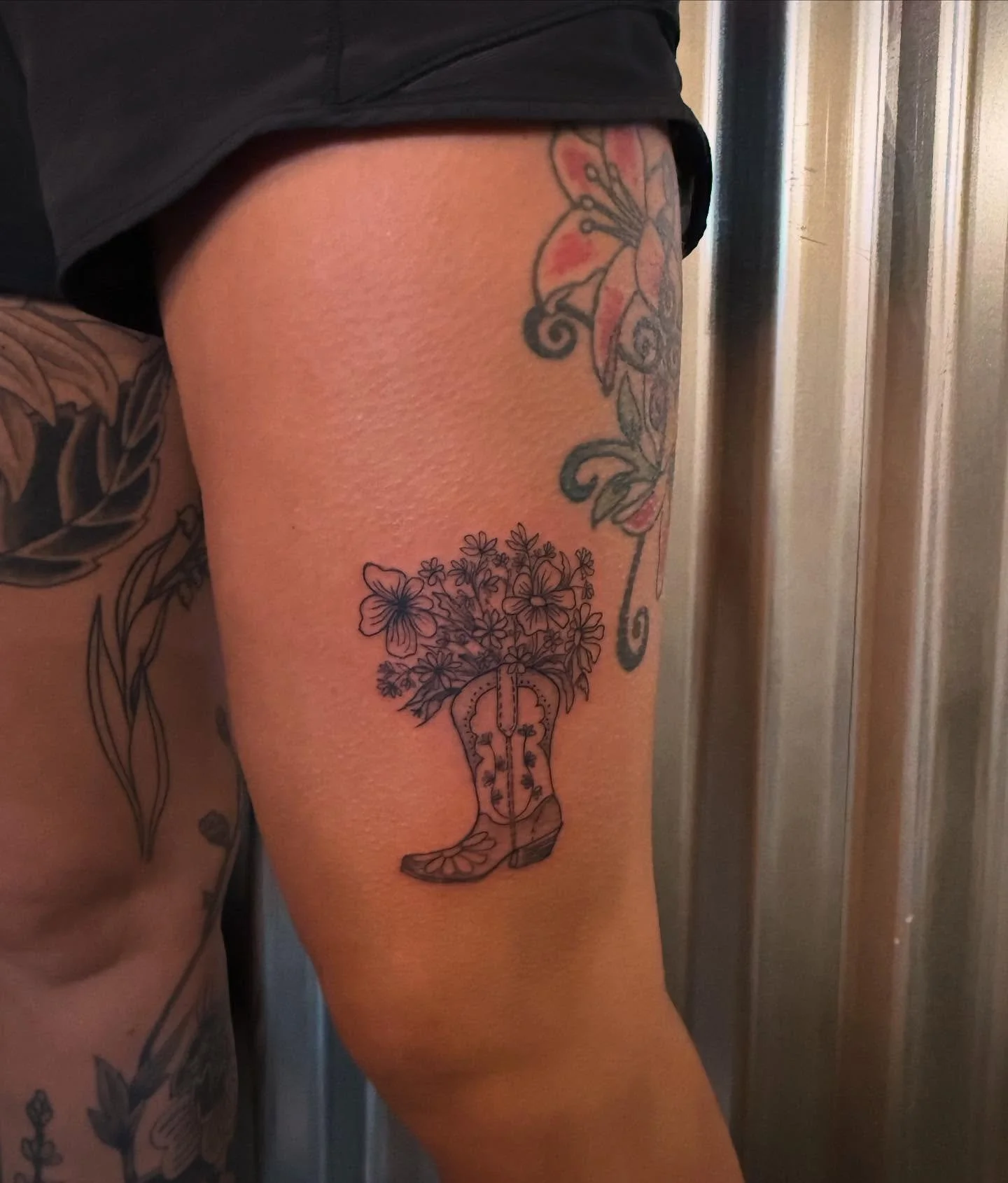 Thanks to Hannah for making the climb up the hill to come see me and snag this cute lil&rsquo; boot bouquet from my summer flash! 🌸👢🌸 // By @runestonecowgirl.tattoos