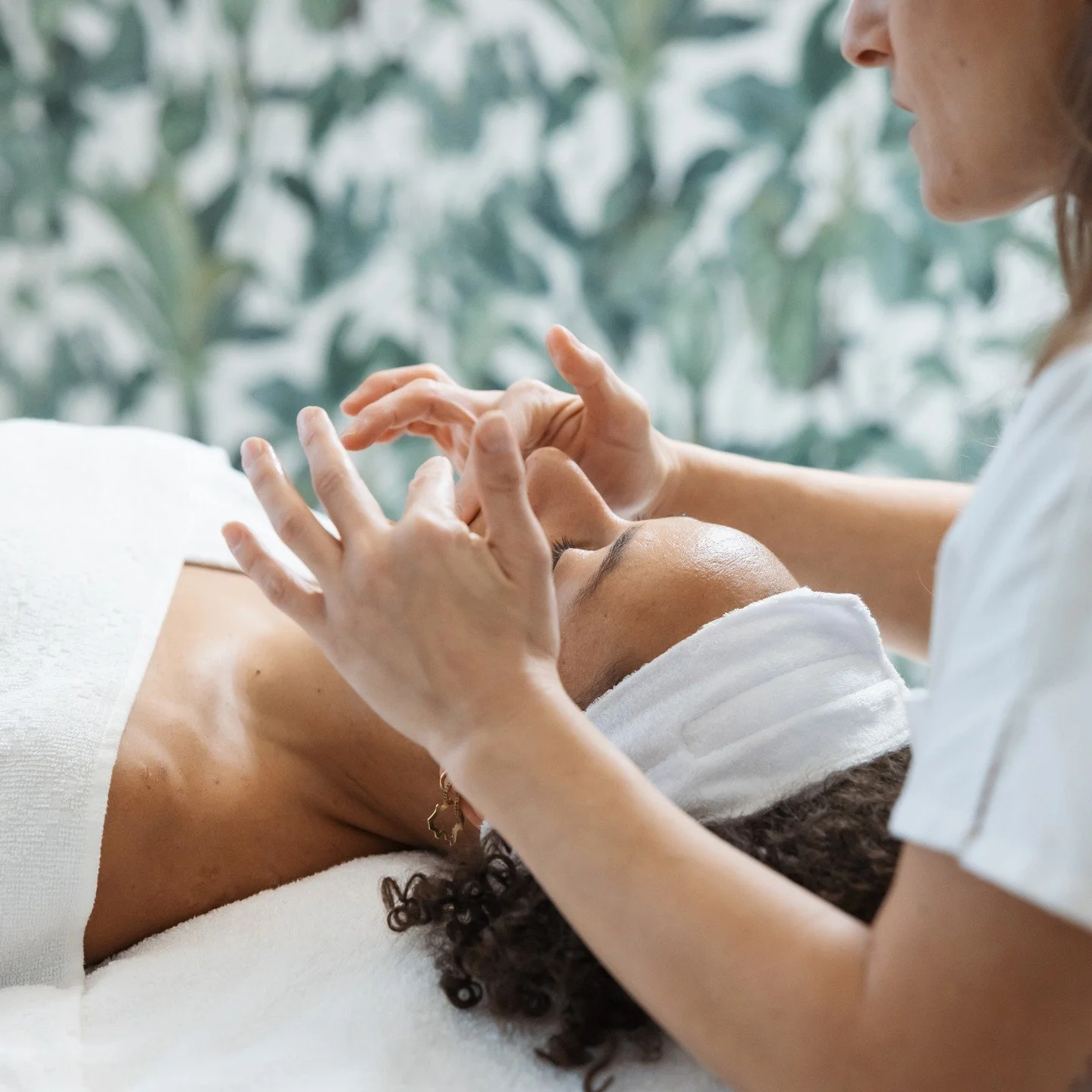 🌿✨ Indem du dir Zeit nimmst, um einfach nur zu sein, kannst du bewusst durchs Leben gehen und jeden Moment voll auskosten. - Eileen McDargh 🌿✨

💆&zwj;♂️ Erlebe unsere Wellness-Behandlungen, die dich einladen, zu entspannen und deine Sinne zu verw&