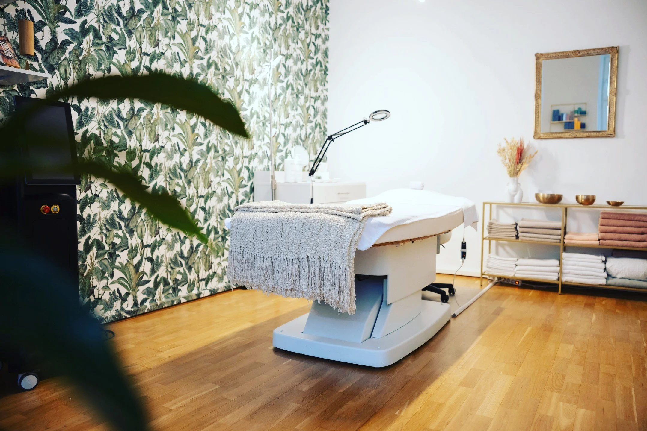 🌿✨ Erfrische deine Sinne und erwecke deine nat&uuml;rliche Sch&ouml;nheit! 
Wir laden wir dich ein, zu entspannen, zu erneuern und dich um dich selbst zu k&uuml;mmern. 
Unsere Palette an ganzheitlichen Sch&ouml;nheits- und Wellbeing-Services l&auml;