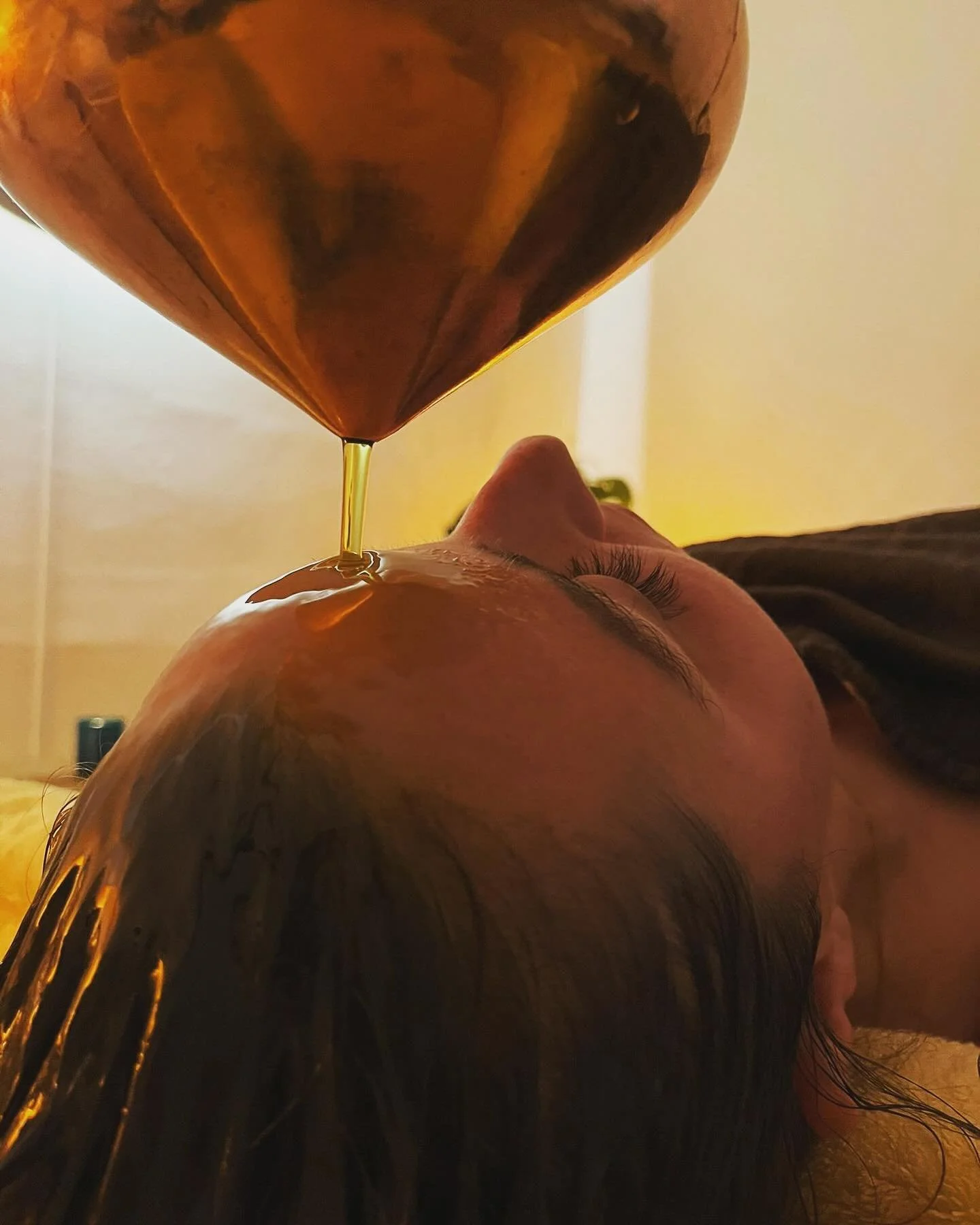 💚 Massage Wednesday 💚 @mindbodysoulayurveda  Shirodhara .... ist viel mehr als nur eine &Ouml;lguss-Behandlung. Es ist eine Reise zum inneren Selbst und zur tiefen Entspannung. 💆&zwj;♀️ Die kontinuierliche Str&ouml;mung von warmem &Ouml;l &uuml;be