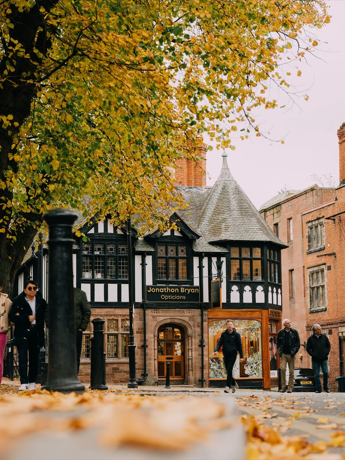 Autumn is officially here. π
There’s something about this time of year — rich tones, softer light, and the perfect excuse to refresh your look.
From warm acetates to deep tortoiseshells, our frames are made to match the season’s ch