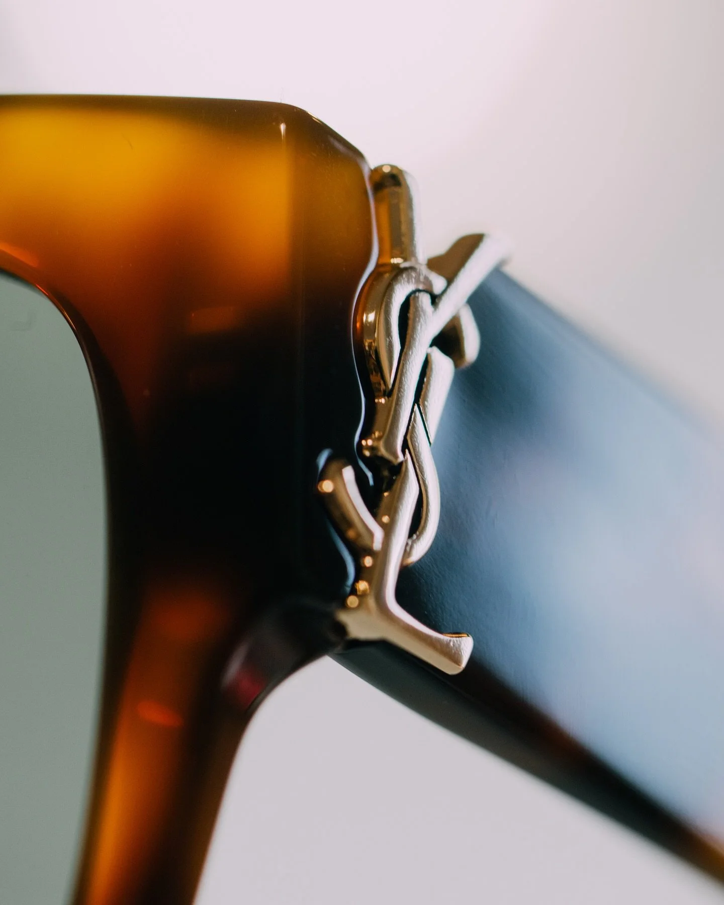 It’s all in the details.
From sculpted hinges to subtle textures and thoughtful design touches, every frame in our boutique tells its own story of craftsmanship and care. Sometimes, it’s the smallest details that make the biggest impress