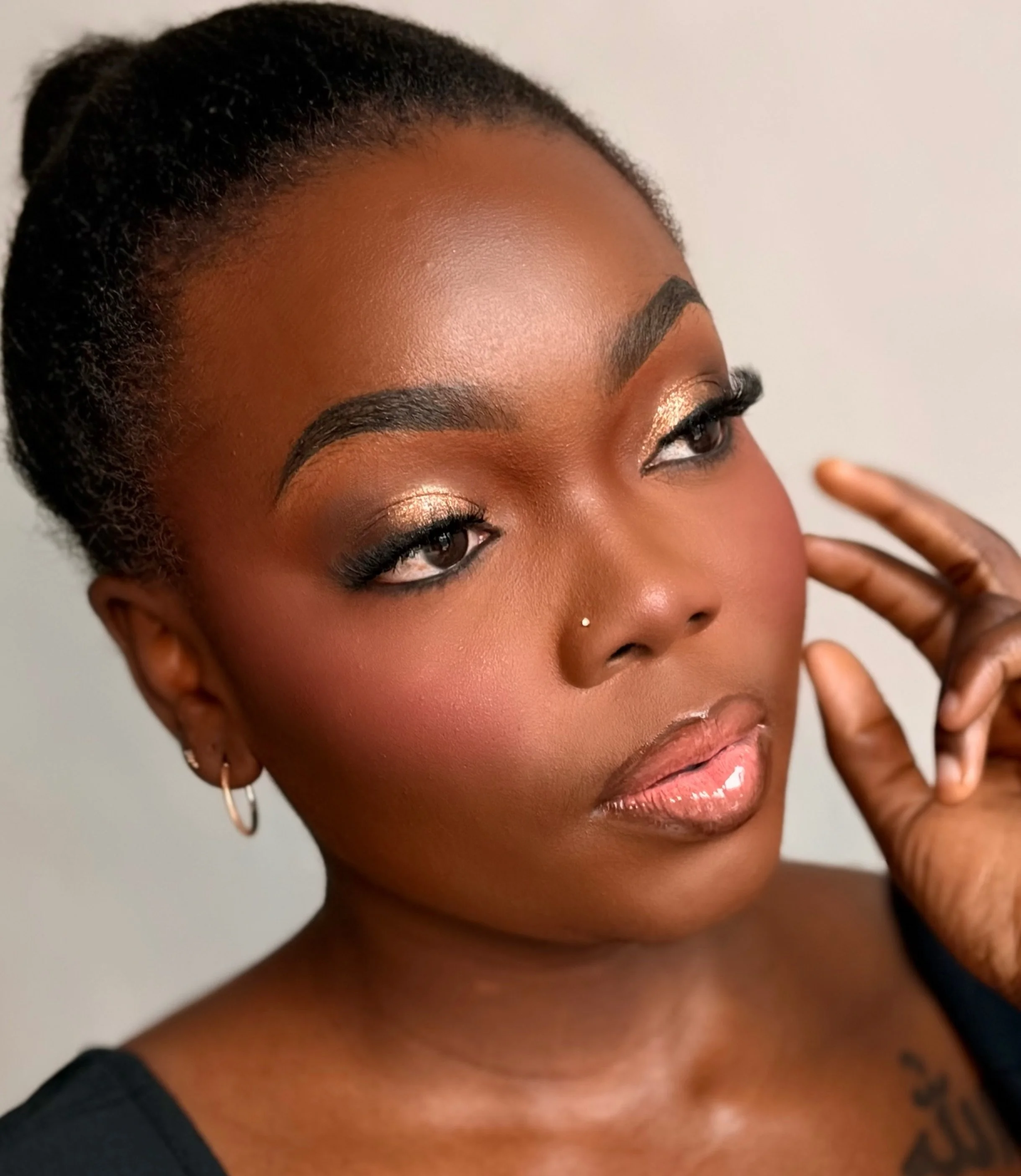 If you&rsquo;re someone who LOVES a pop of eyeshadow, I recommend going for a gold eyeshadow especially if you&rsquo;re going to an event or for a special occasion. I swear me and gold eyeshadow 🤝

DM me to book your soft glam appointment 💕 Limited