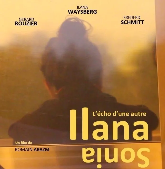 Affiche de film avec le nom "L'écho d'une autre ilana" et les noms des acteurs Gérard Rouzier, Ilana Waysberg et Frederic Schmitt, avec une silhouette vue de dos contre un fond jaune orangé.