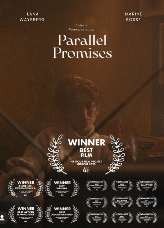 Affiche de film pour « Parallel Promises », mettant en avant plusieurs prix et nominations, avec un personnage au centre entouré de laurier.