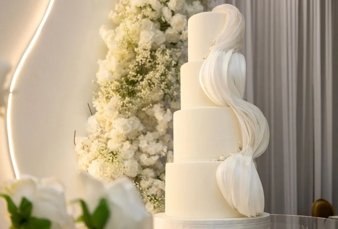 Cake appreciation post for this stunning cake! I don&rsquo;t think we&rsquo;ve ever used the word &ldquo;stunning&rdquo; to describe a cake, however this cake deserves it! 

It&rsquo;s always such a fun time working with our clients to pick up the pe
