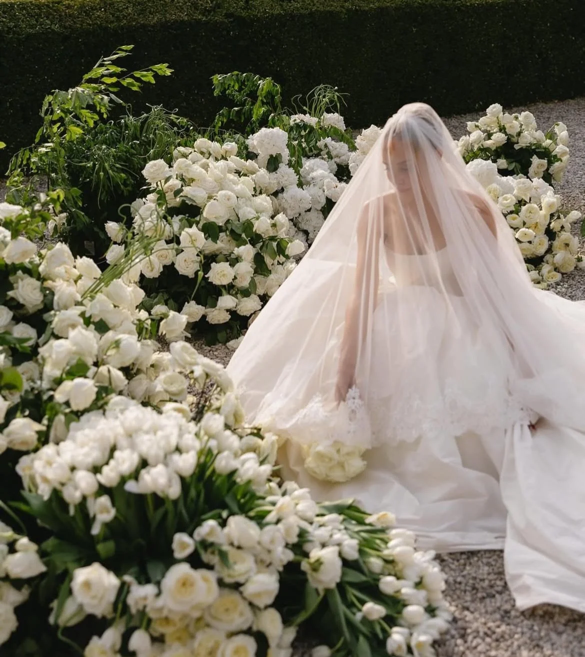 My forever rose 🥀 

Captured beautifully by @sarbostudio 
Florals + styling @evebud 
Videographer @mrjohnkurt 
Content @modernday.romance 
Venue @villarizzardi 
Gown @_senstudio @thebridalatelierdubai 
Veil @astonbridal 
MUA @carladysonmakeup @thecr