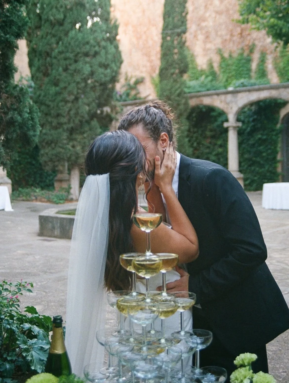 Champagne kisses ✨ 

Beautifully captured by @storiesbymerle