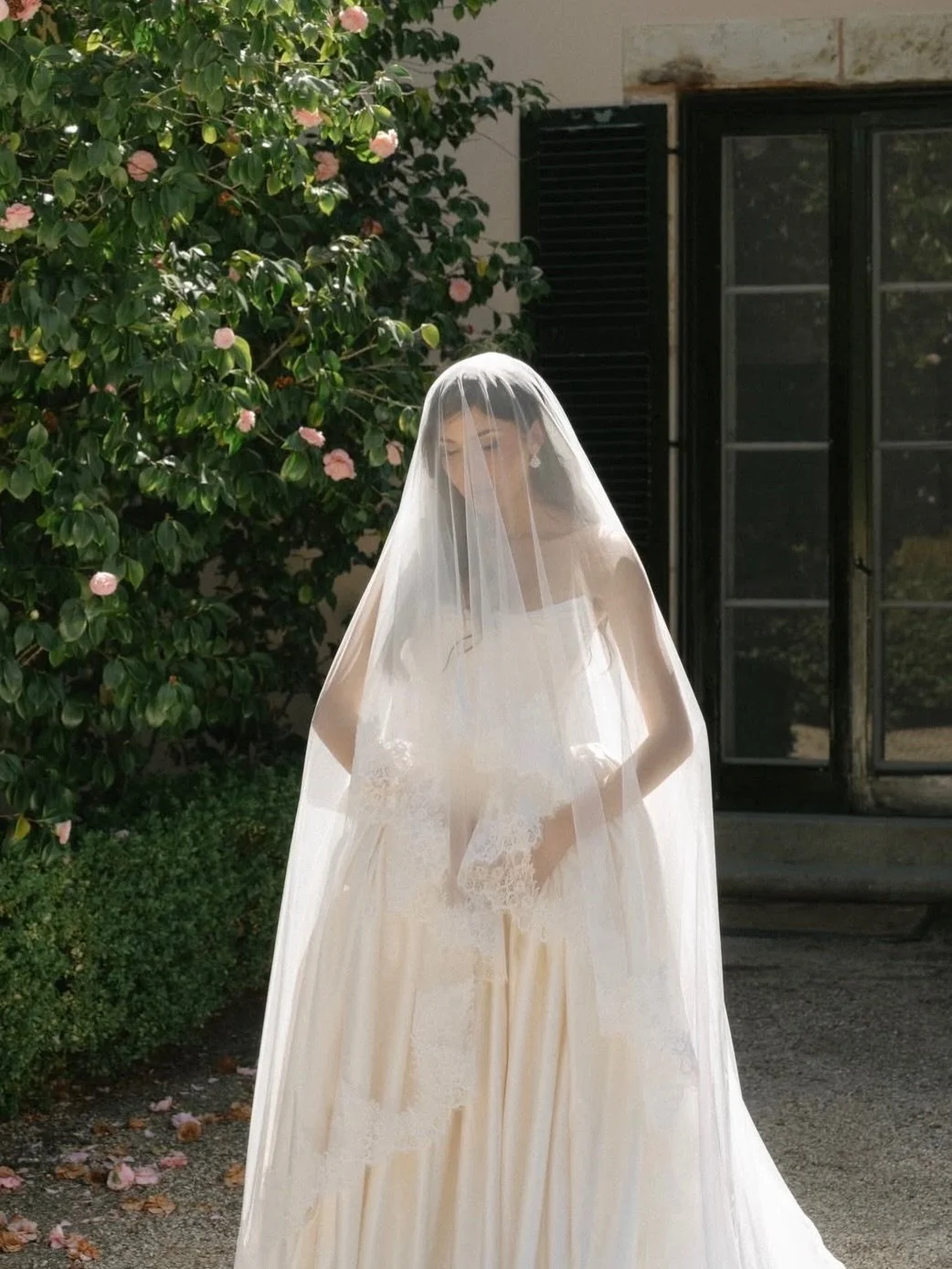 A moment of stillness before forever 🕊️ 

Captured beautifully by @sunandsoulphoto 
Planner + design @sierrajamesevents 
Hosts @sierrajamesevents @ariele_photography @sierradawnphoto 
Venue @stonepineestate 
MUA @jacqueline_banuelos 
Gown @dalliance