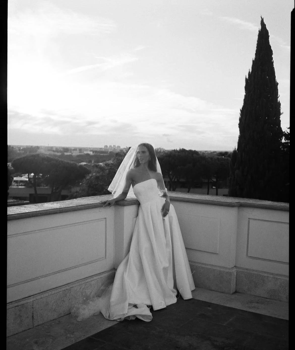 Elegant, timeless 🕊️ 

Captured beautifully on film by @adamcrocker_photography 
Lead photographer @alexwysockiphotography
Venue @villamiani_official
Planner @elisabetta.bodri
2nd photographer @antoniakaterinaphotography
Video @giuliocantarella_wedd