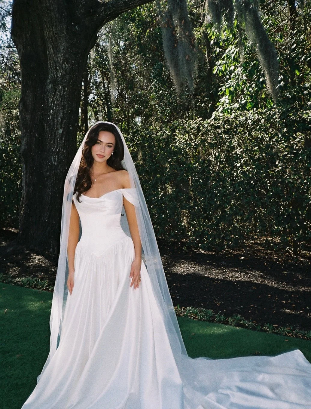 Getting ready on film 🕊️ 

Bride @_kianad_ captured beautifully by @pattybettsphoto 
Planner + florals @portcityeventplanners 
Content creator @cooksbridal 
Venue @wrightsvillemanornc 
Hair @alu_hairandmakeup 
Gown @flourestudio