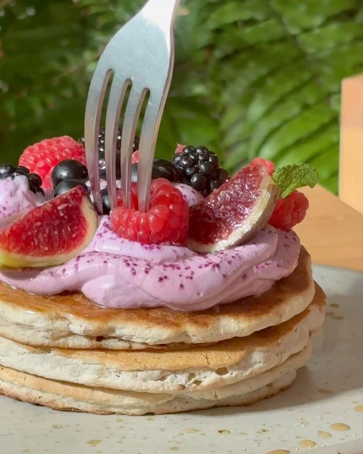 The Blossom Pancakes 🤤🌸 

Frutas de temporada, matcha o chocolate y granola&hellip; nuestra recomendaci&oacute;n para este fin de semana ✨

Te esperamos! 

Brunch &amp; Specialty Coffee &bull; 100% Gluten Free

📍Passeig Sant Joan 80
📍V&iacute;a L
