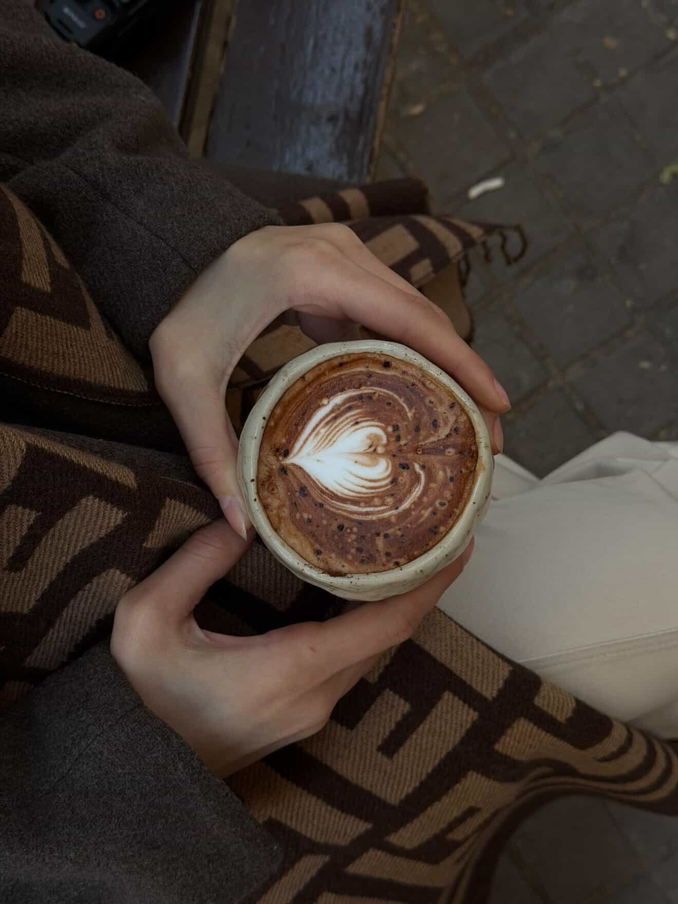 Nuestro plan favorito estos d&iacute;as ✨

Venir a Bloome a por un hot chocolate y salir a explorar el mercado de Santa Ll&uacute;cia. 

Hasta el 23 de diciembre 🤍

📍Via Laietana, 45