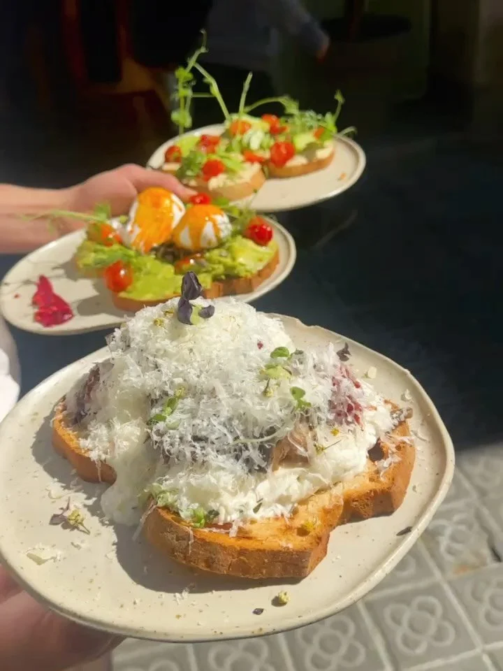 Parmiggiana Toast kind of Morning ✨&nbsp;
Gluten free toast, burrata, pesto, tomates confitados, berenjena, parmesano y albahaca.🤤
Nuestra recomendaci&oacute;n del d&iacute;a! 
Te esperamos Blooming Soul🌸