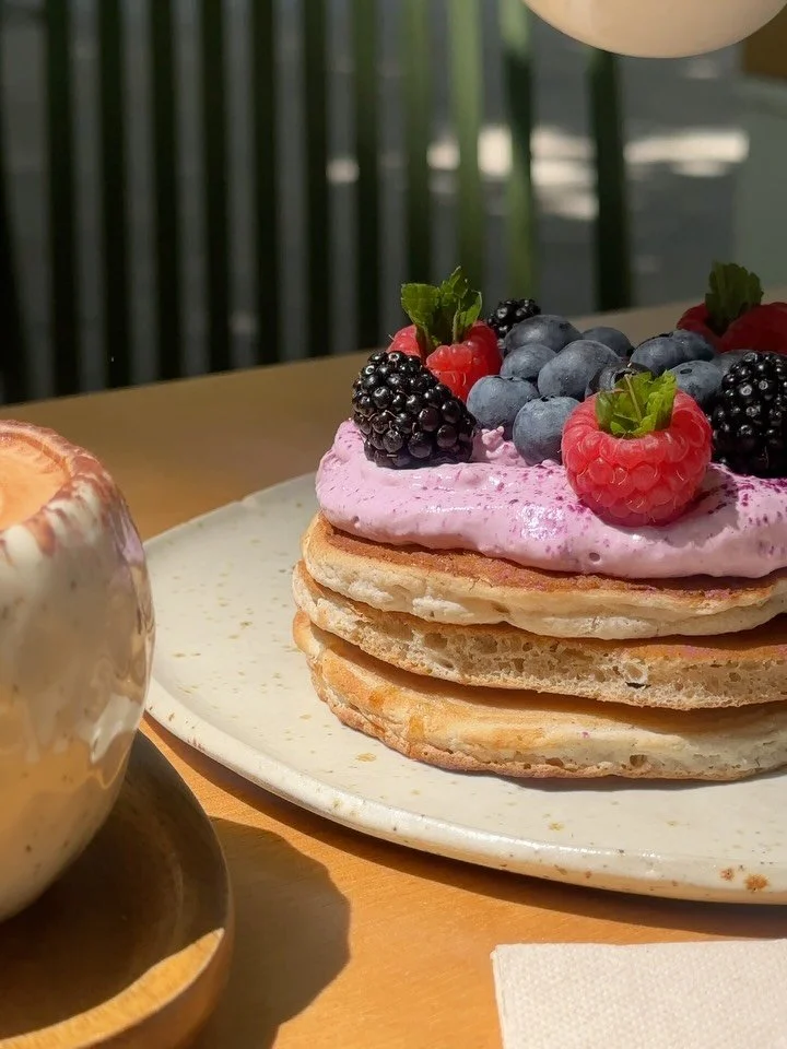 The Blossom Pancakes 🌸💖
100% gluten-free pancakes with cream cheese frosting, purple potato powder, maple honey, and red berries🤤