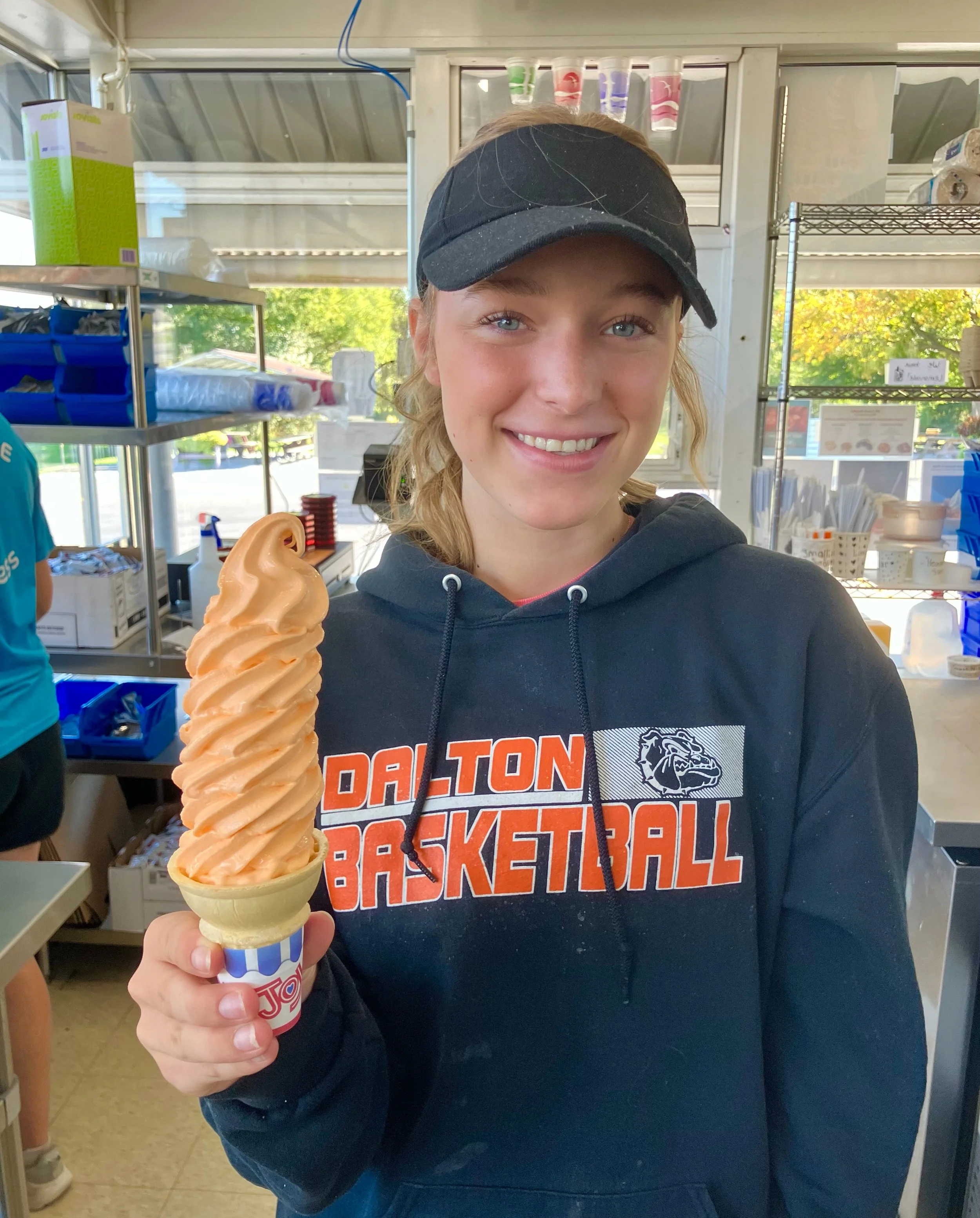 🍊🍦Dreaming of something sweet? Dreamsicle is our soft-serve flavor of the week! This creamy, citrusy favorite brings together the refreshing taste of orange with smooth, sweet vanilla for the perfect treat. Tag a friend you want to take with you 😀