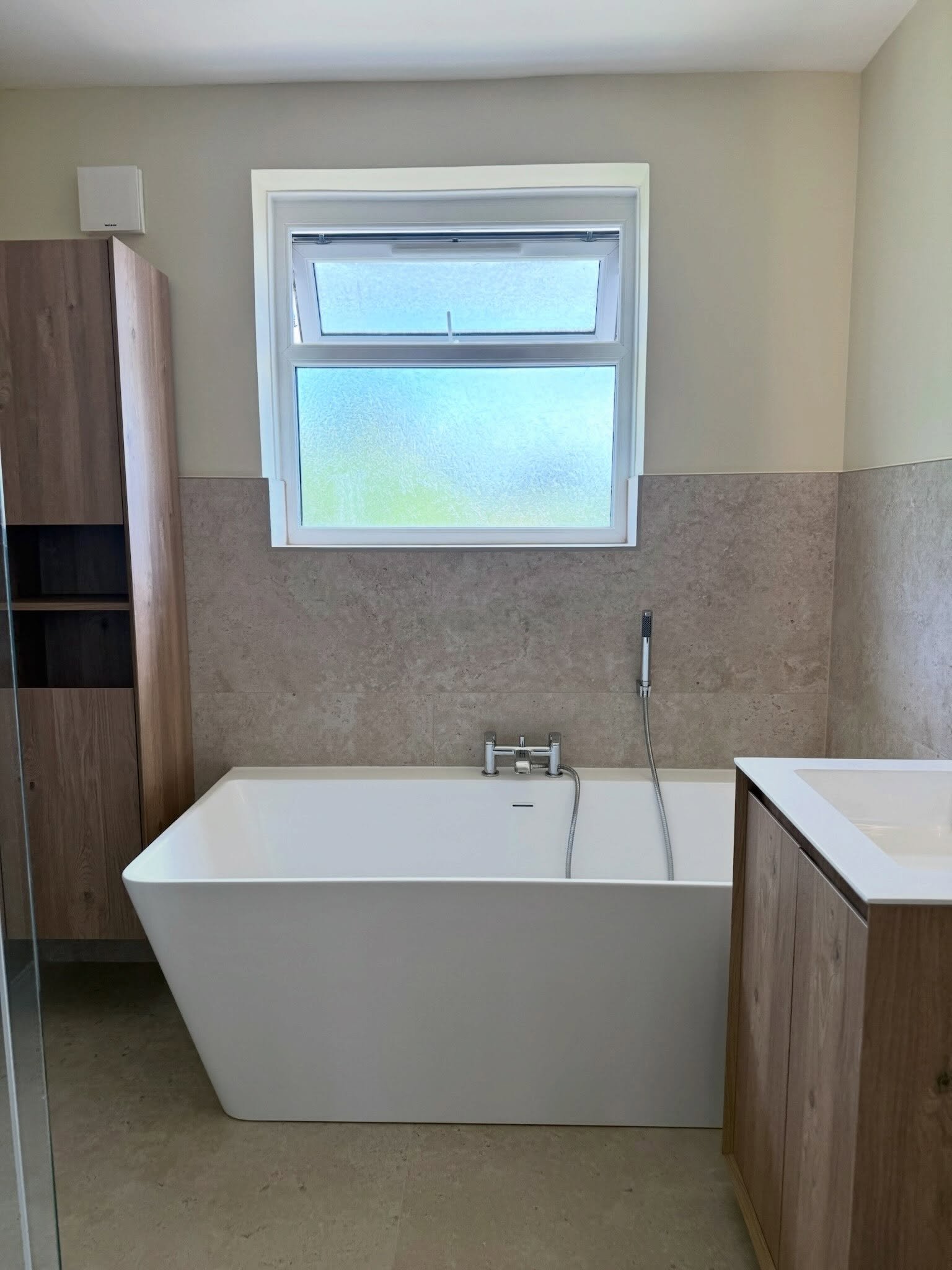 This one started with a sunken bath set into concrete, so there was plenty of work involved in creating a blank canvas for the new bathroom, including removing rubble and raising the floor to suspending new joists and adding underfloor heating. 🔥

R