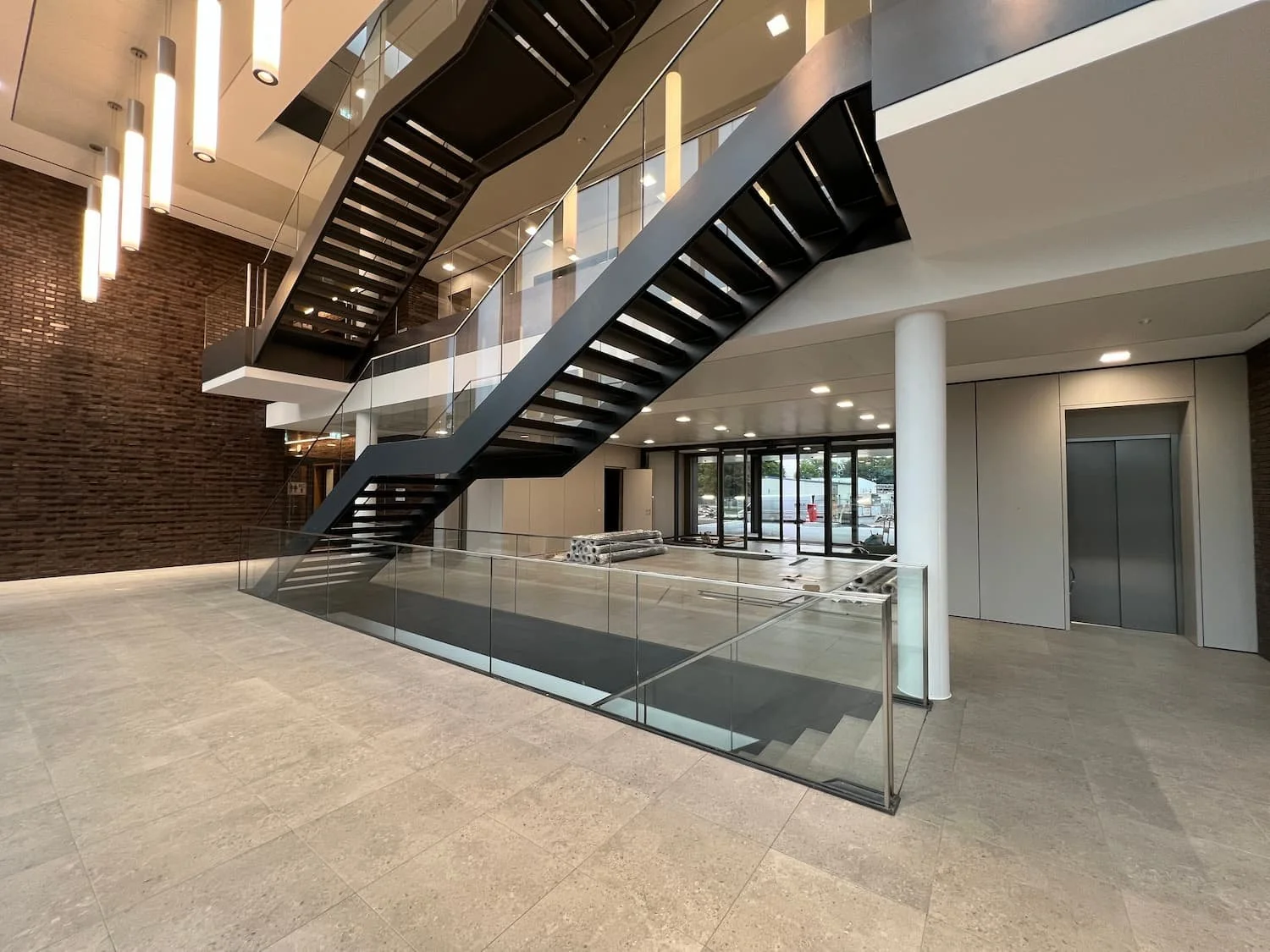 Systemböden auf 11.300m² für das Verwaltungsgebäude eines Netzbetreibers - Doppelboden mit appliziertem Feinsteinzeug