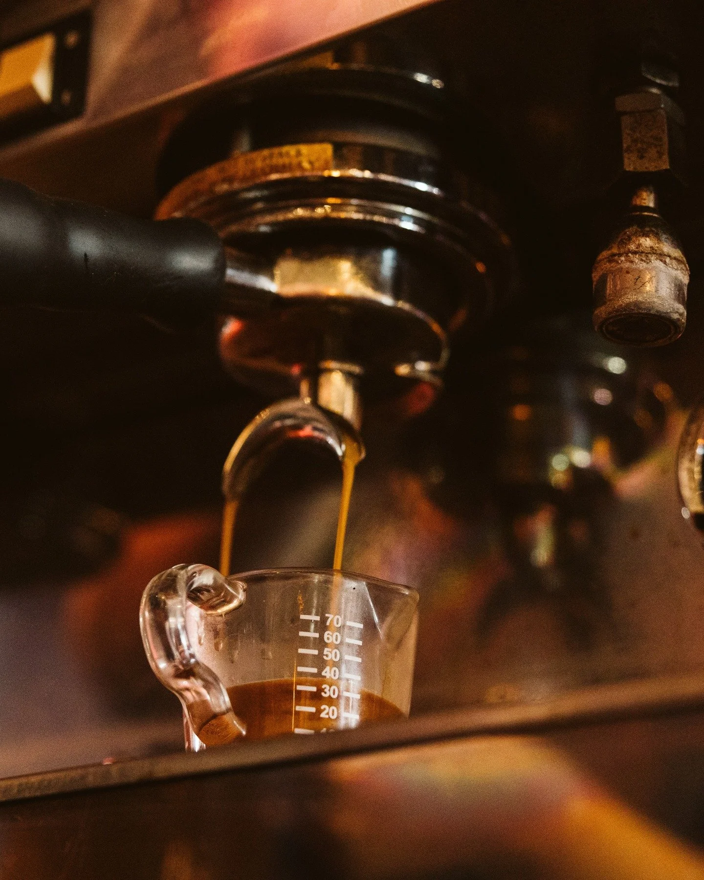 Every shot that we pour into your cup has a very specific process...Grind, weigh, time, pull....rinse+repeat. Always smooth, always intentional, and allllways tasty... well, because @stumptowncoffee is the best in the West. Cheers!