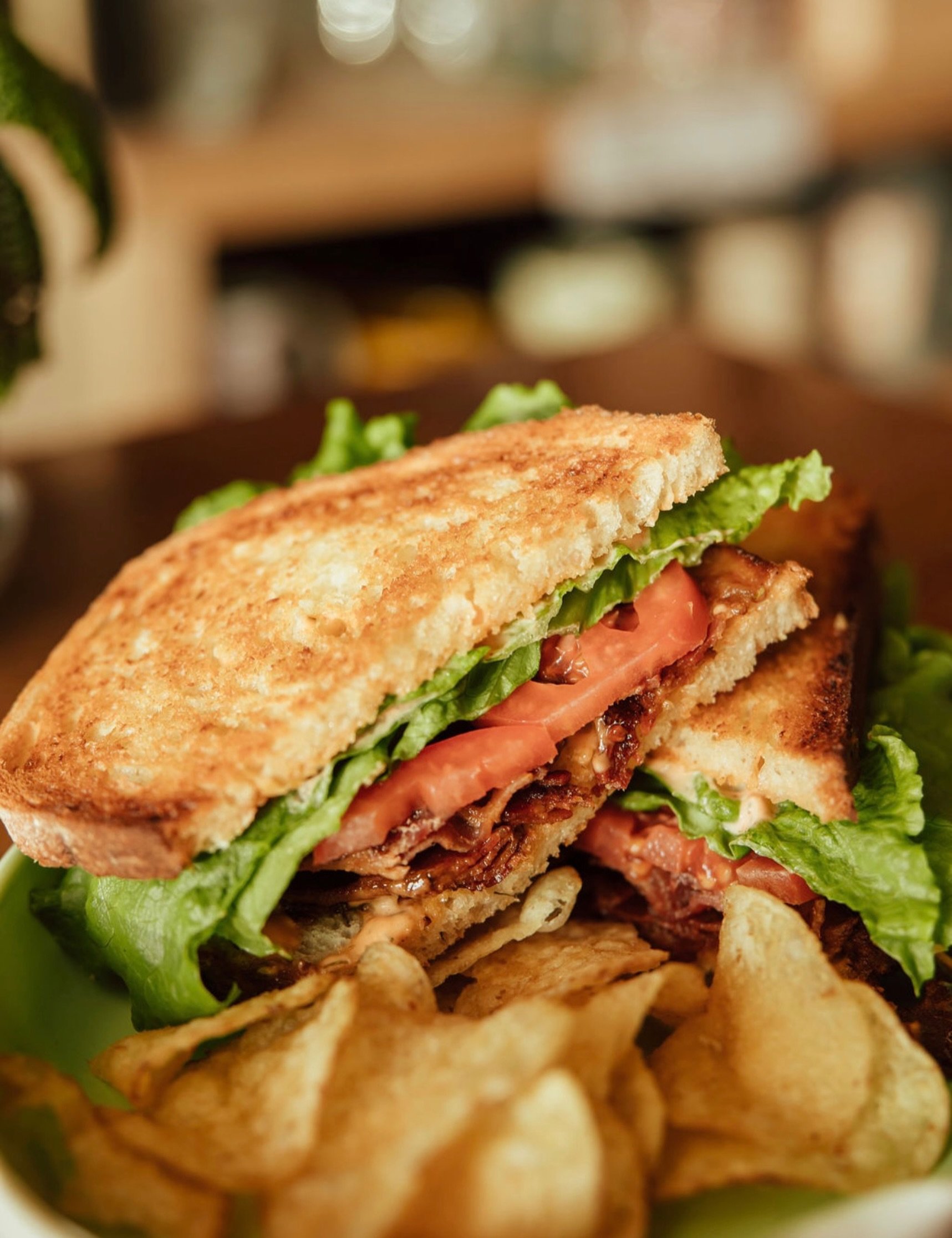 A Salt signature&hellip;.The Best BLT / toasted garlic buttered sourdough + Sriracha mayo+ Crisp bacon + Lettuce + Tomato / Served with kettle chips (and available gluten free)

Open 9am-5pm / Lincoln City, Oregon 
*Order online, in person, or over t
