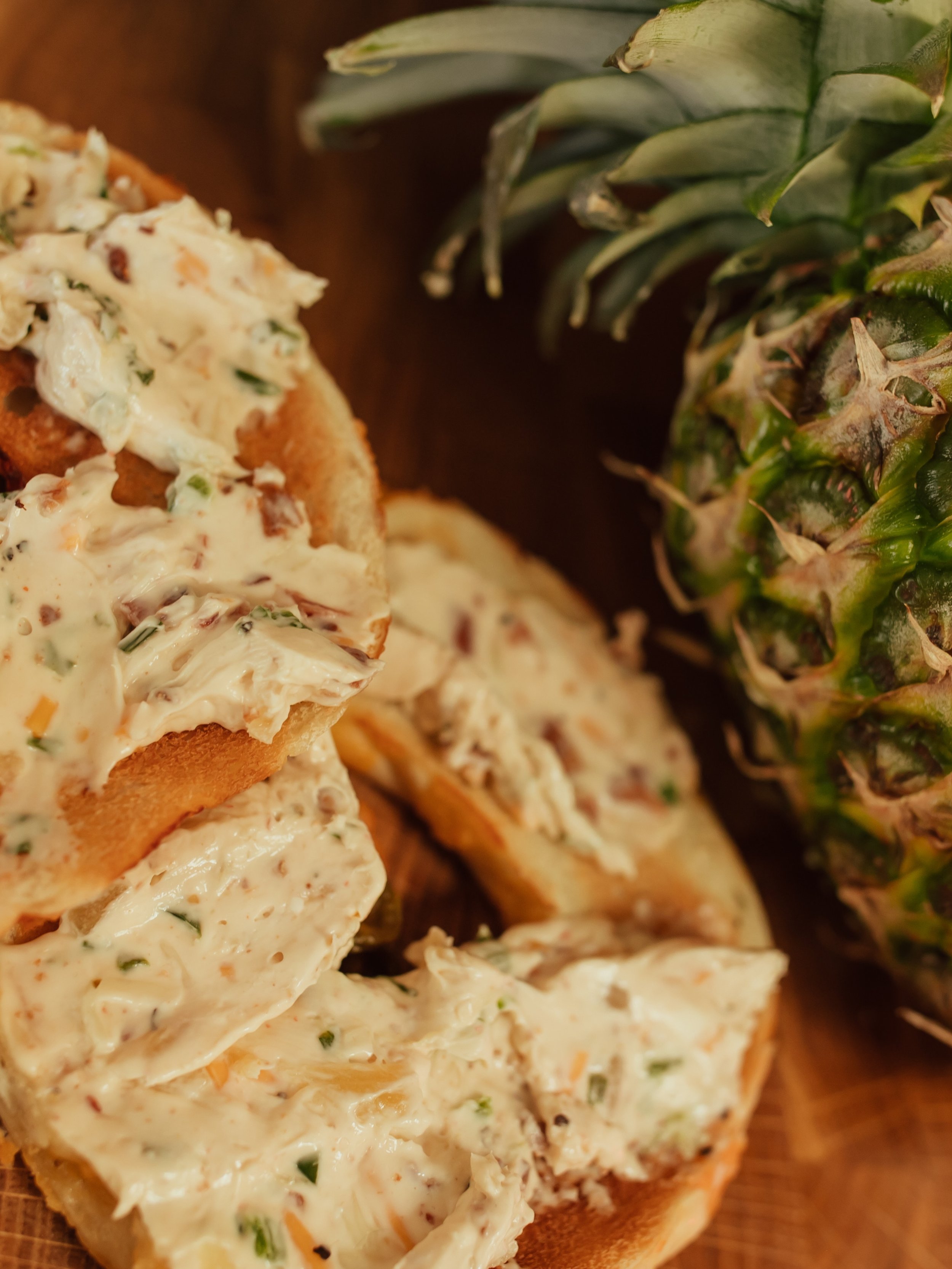 Ok but hear us out&hellip; we take plain cream cheese and dress it up weekly&hellip; we already voted and it&rsquo;s happening. So, without further ado, this weeks special cream cheese options:
🍍&rdquo;SWEET &lsquo;N SASSY&rdquo;
BACON, PINEAPPLE, J