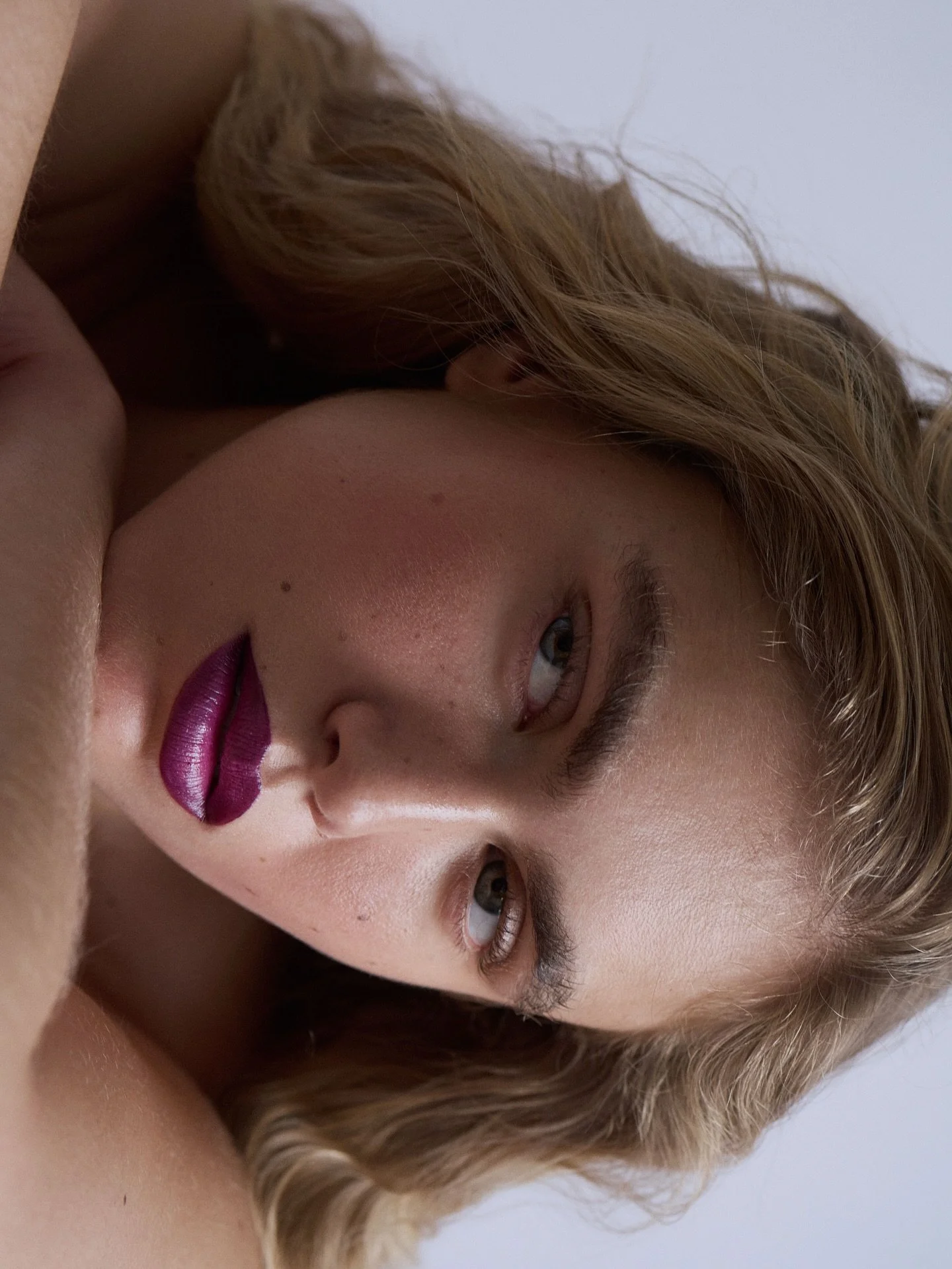 Publi&eacute;e dans SICKY Magazine

✨A DAY WITH IRIS ✨
@sickymag 

Heureuse de signer le maquillage de cette s&eacute;rie, shoot&eacute;e par Chlo&eacute; Romeyer avec la sublime Iris Werkman.

Un travail collectif, de d&eacute;tails, de textures et 