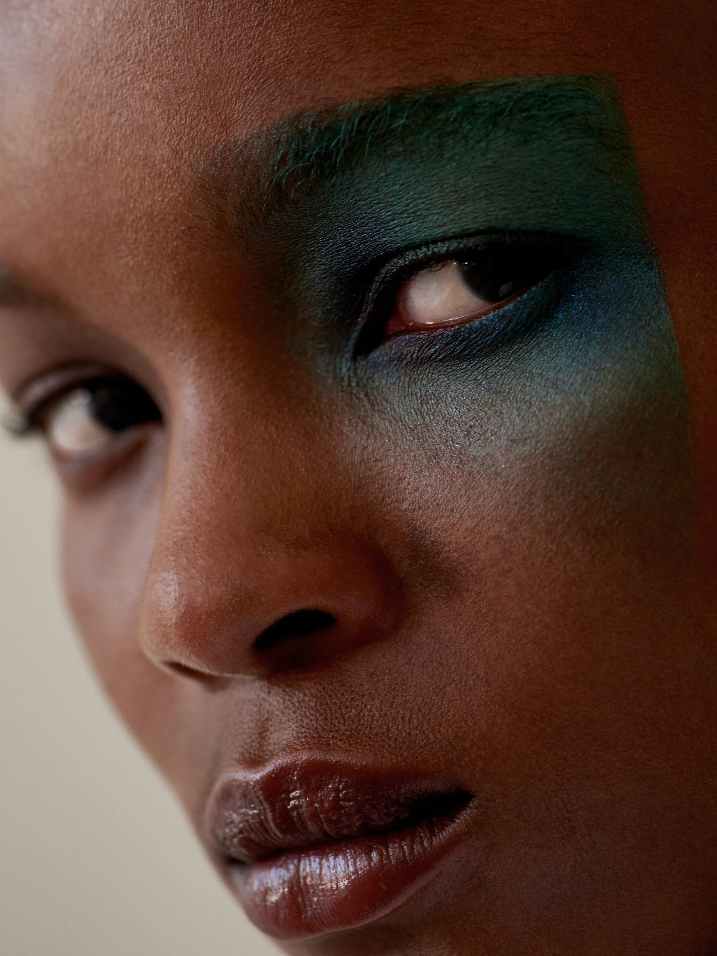 bleu, black modele, close up, agence maquilleur, Make-up, cosmetique, maquillage, peau, nude
skin, skincare, photographe, photo studio, paris, Beauté, StudioBeauté, GalerieBeauté, MaquillageProfessionnel, MakeupStudio, Christelle Minbourg, Tendance B