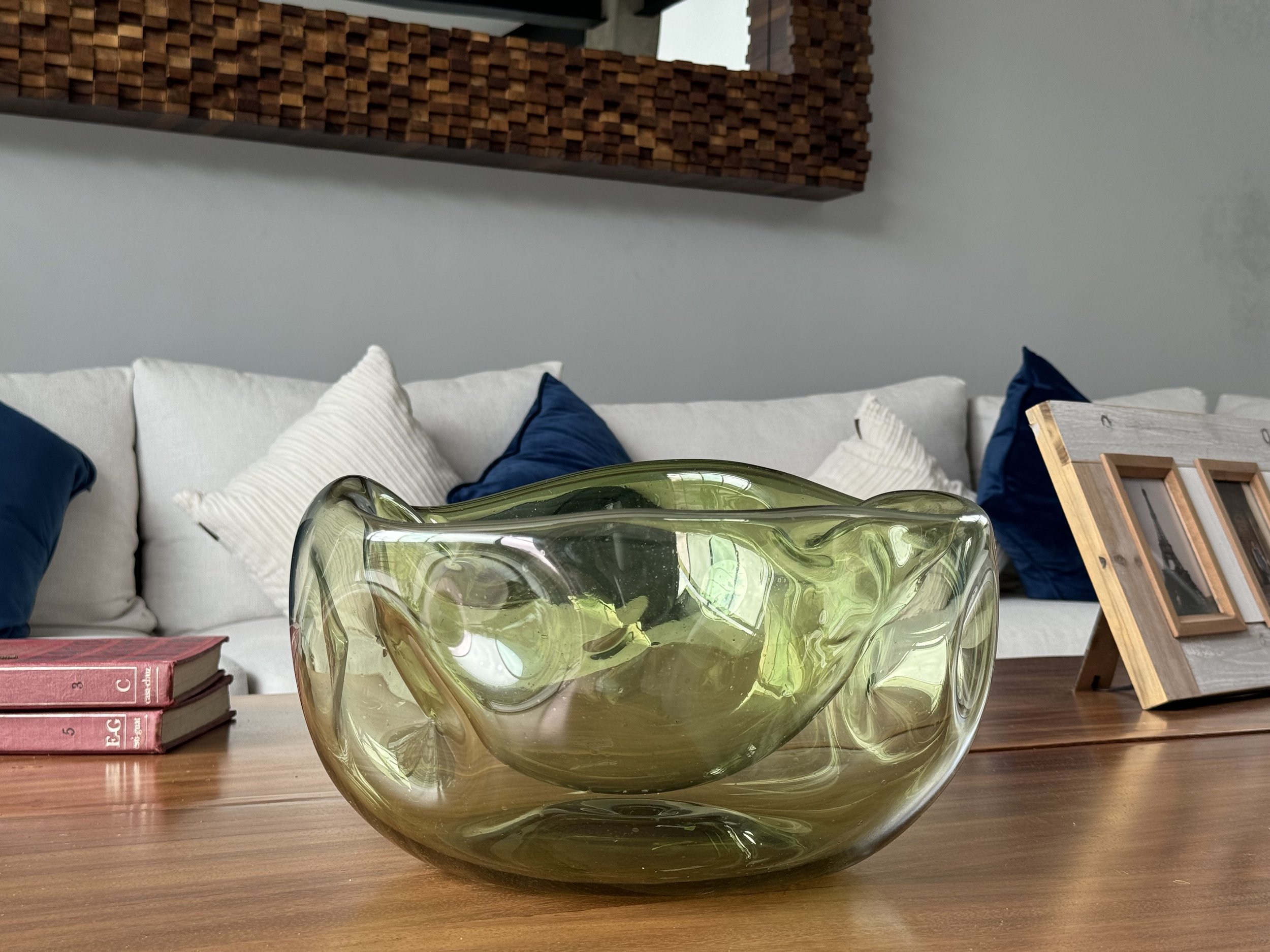 Jade, inspirado en la naturaleza, su tono verde simboliza armonía y frescura, perfecto para ambientes serenos.