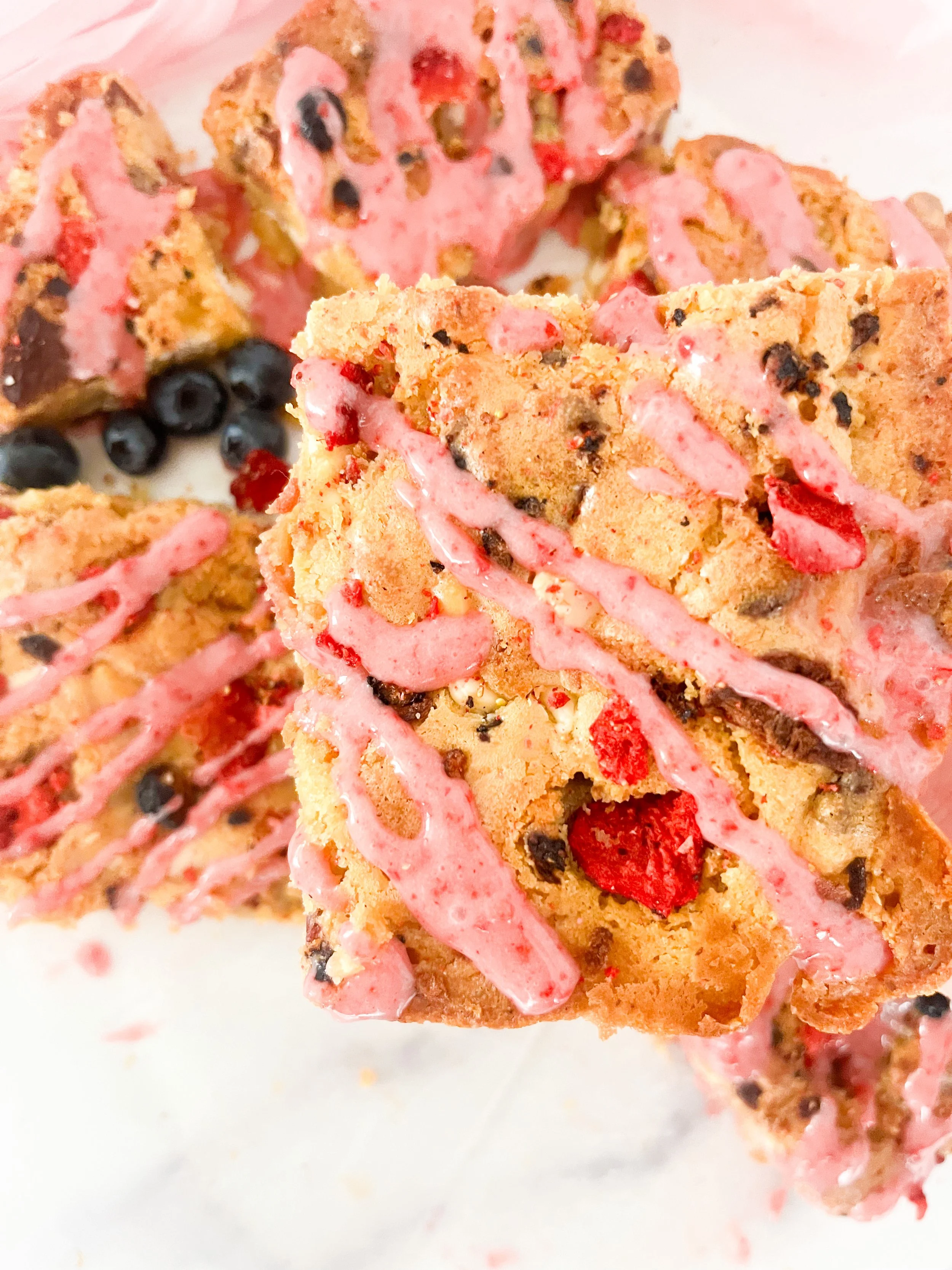 🍓 Strawberry White Chocolate Blondies with Blueberry Crunch Top and Strawberry Glaze