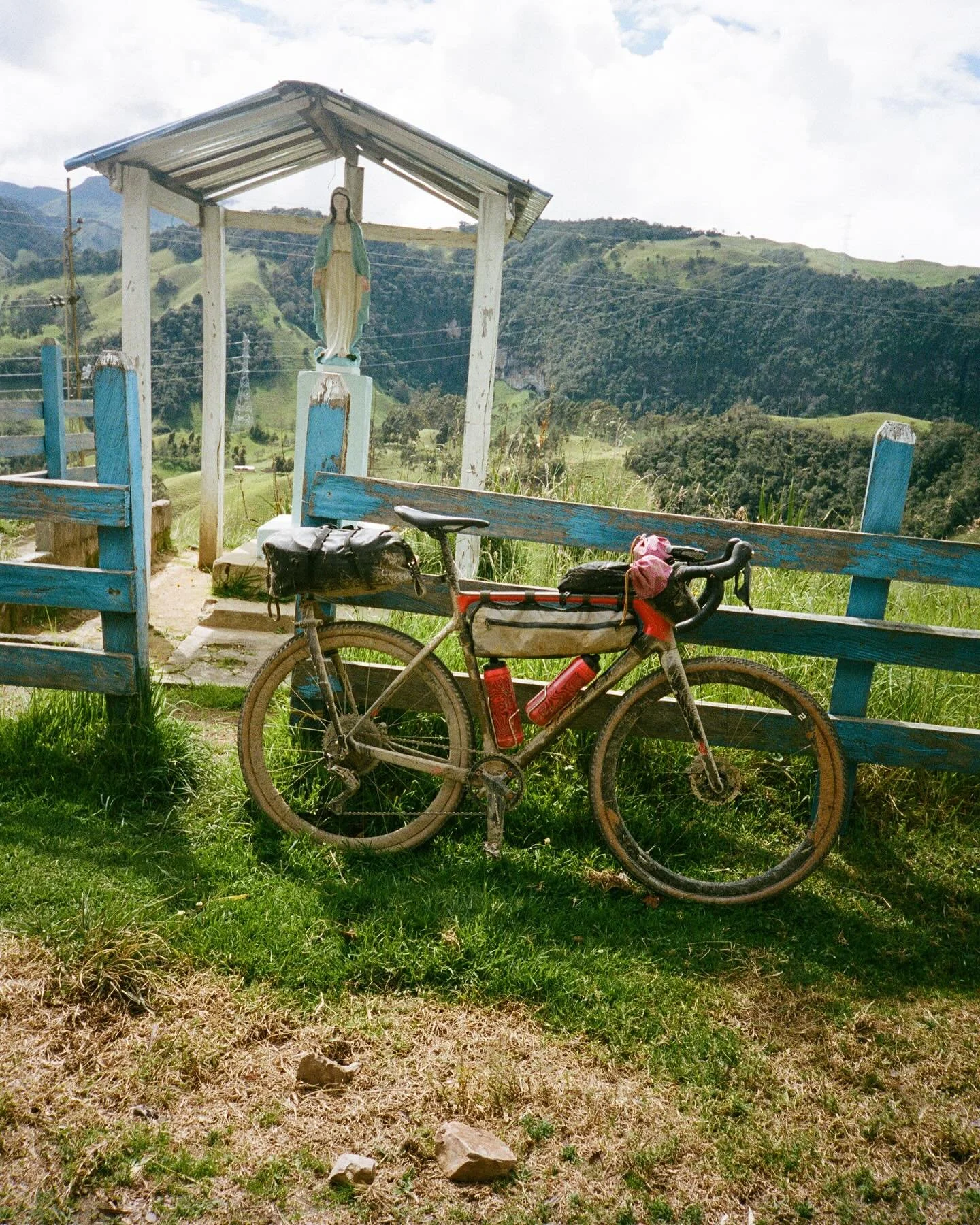 I made these feed bags and this half frame bag for my most recent trip to Colombia. They&rsquo;re all super light since they&rsquo;re a mix of challenge ultra and gridstop dynema. The bags are super beat up now but doing great! I have some ideas for 