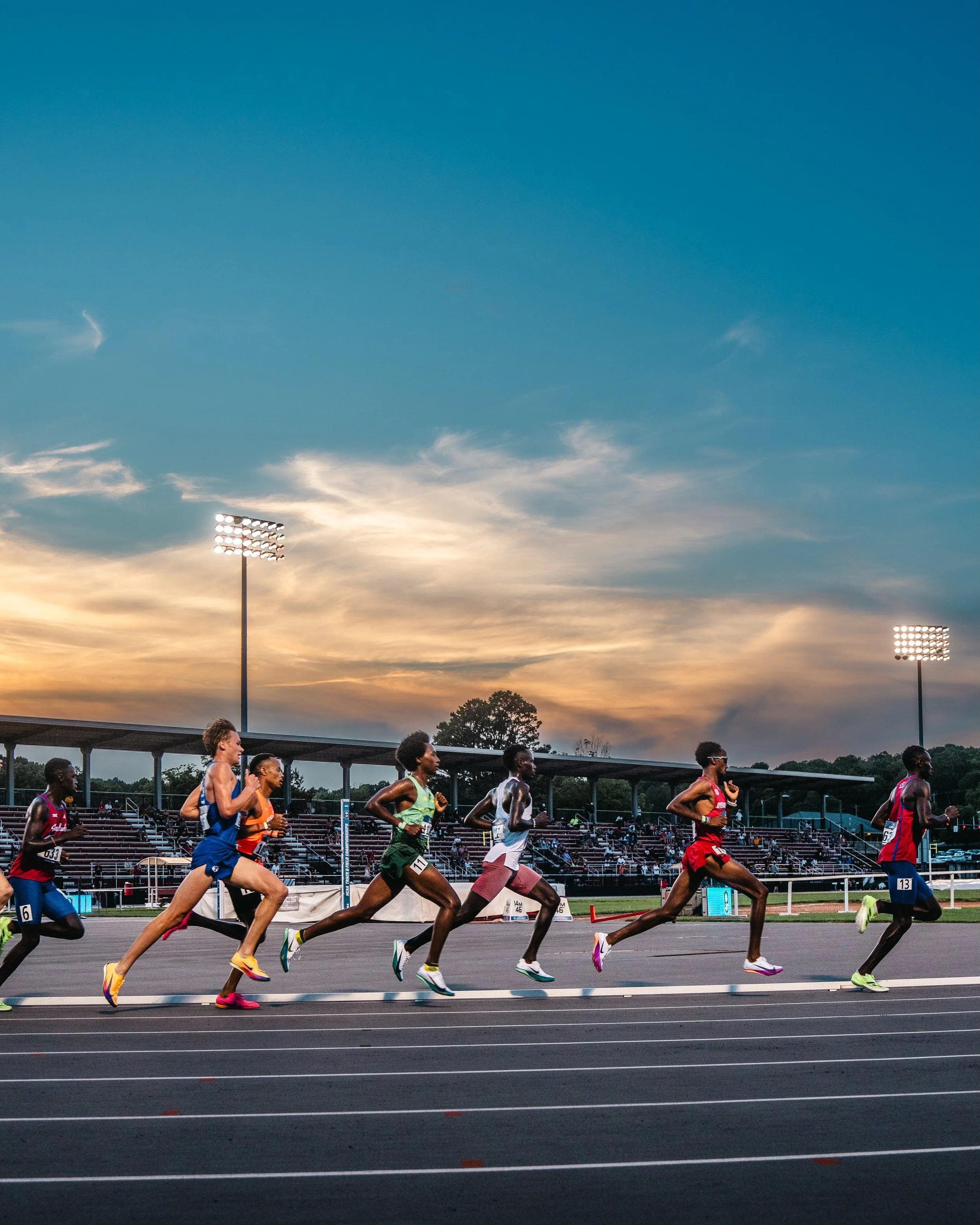 𝟓𝐤 𝐧𝐢𝐠𝐡𝐭 𝐥𝐢𝐠𝐡𝐭𝐬 ✨ 

The Men&rsquo;s 5,000 meter run at the West Regional in Fayetteville, AR

#ncaatf
