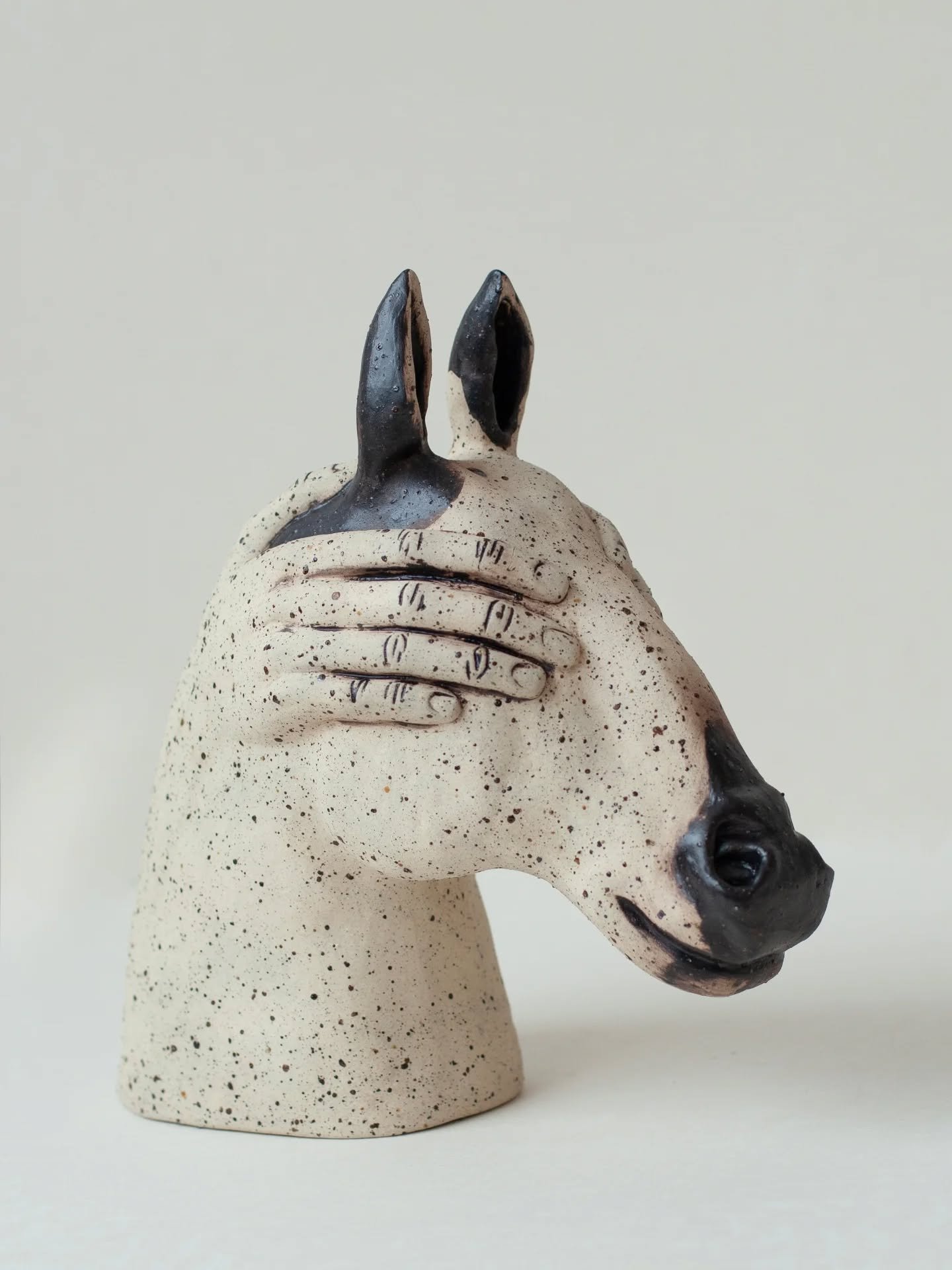 / arklys romiai, lėtai, bet užtikrintai traukė seną vežimą, kurį vadeliojo mamos geriausia draugė. Pasiekus mano gimtadienio &scaron;ventės vietą, Irma atri&scaron;o pakinktus ir paleido arklį į mi&scaron;ką pasiganyti. Tu ką, sakau, nepriri&scaron;i