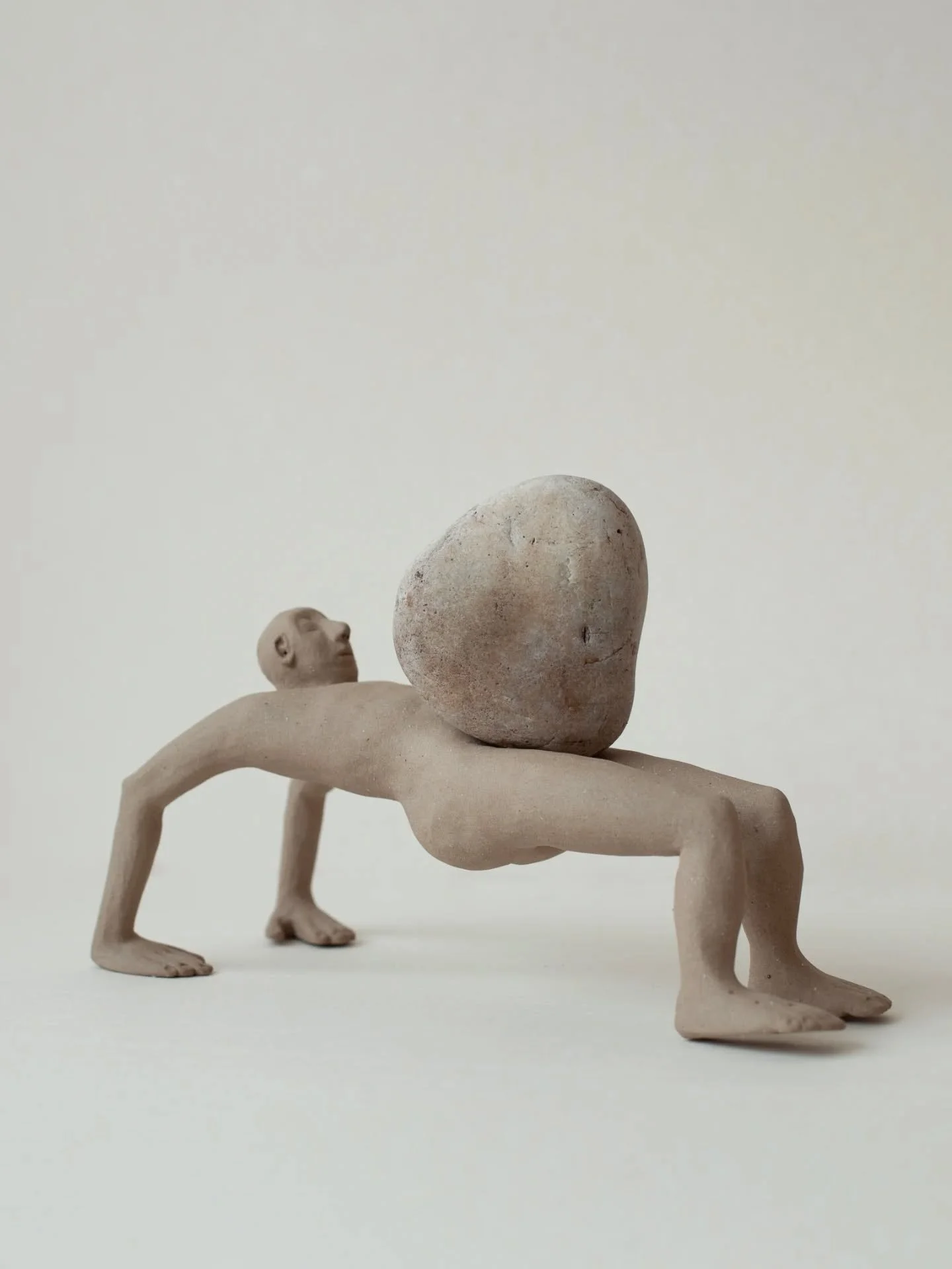 /sunkumų kilnotojai/
Akmens masė, akmuo

Vis pasitikrinu, ką man simbolizuoja tie akmenys. Kartais vietoje jų įsistato atidėliojimas, nerimas ir abejonės. Kartais tai - pastanga priimti situaciją tokią kokia ji yra. Nuolatinis informacinis triuk&scar