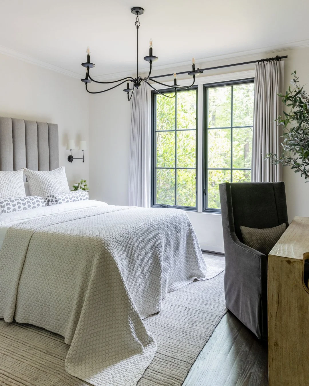A light-filled, textile-rich retreat designed to feel welcoming, calm, and quietly refined, the kind of guest room that reflects a true love of hosting.⁠
⁠
A custom channeled headboard anchors the room with softness and structure while @visualcomfort