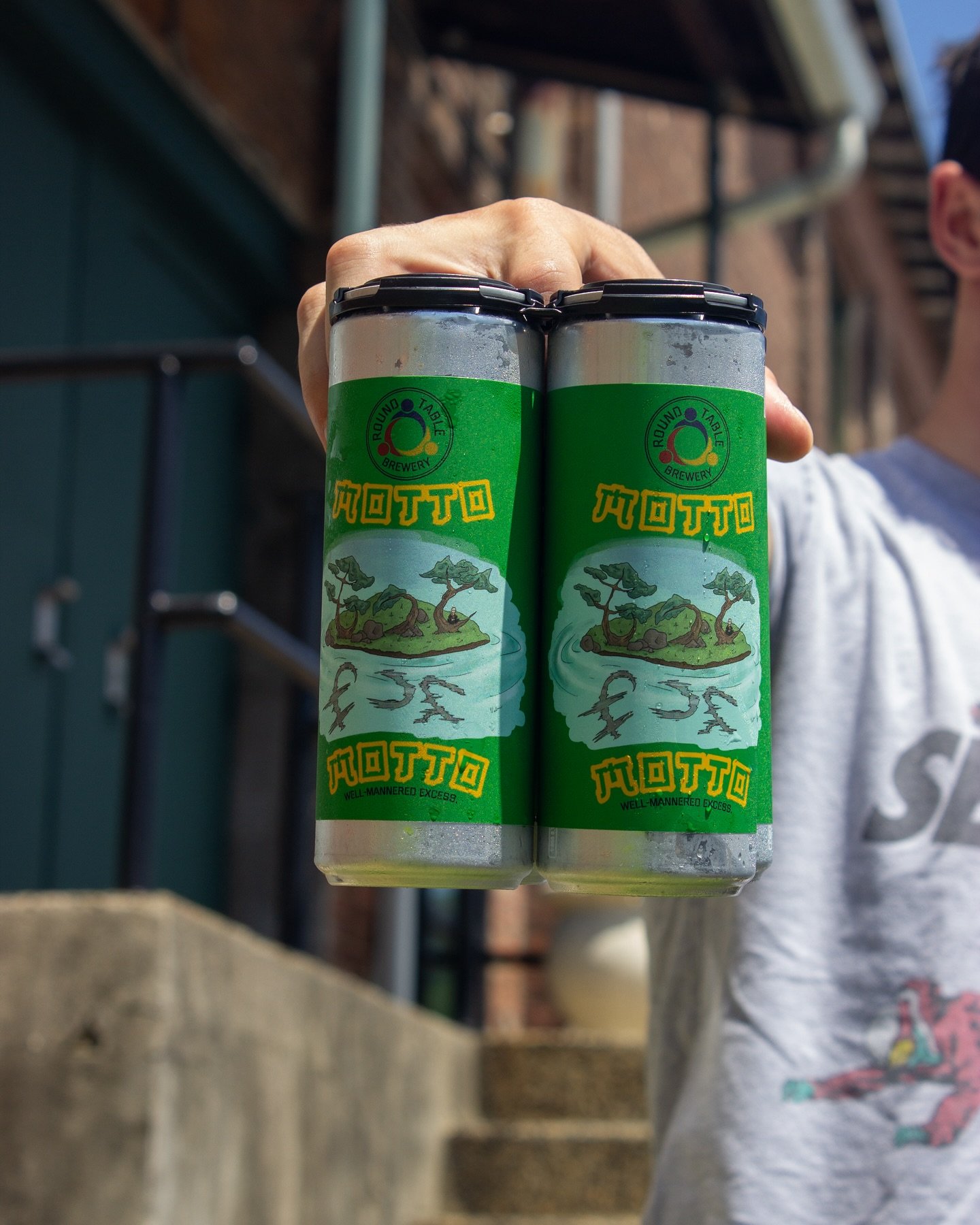 Weekend vibes are here! 🌞 After a week of drizzles, it&rsquo;s time to soak up the sun with a four-pack in hand. 

Which one are you picking&mdash;Motto Motto, Round &amp; Gentle, or Alto Lindo? 

Swing by and grab yours at @roundtable.tavern perfec