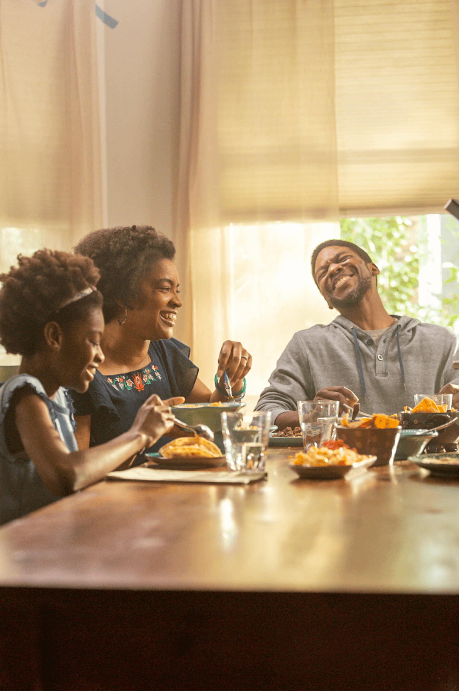 work_lifestyle-1-family-happy-dinner-table-5.png