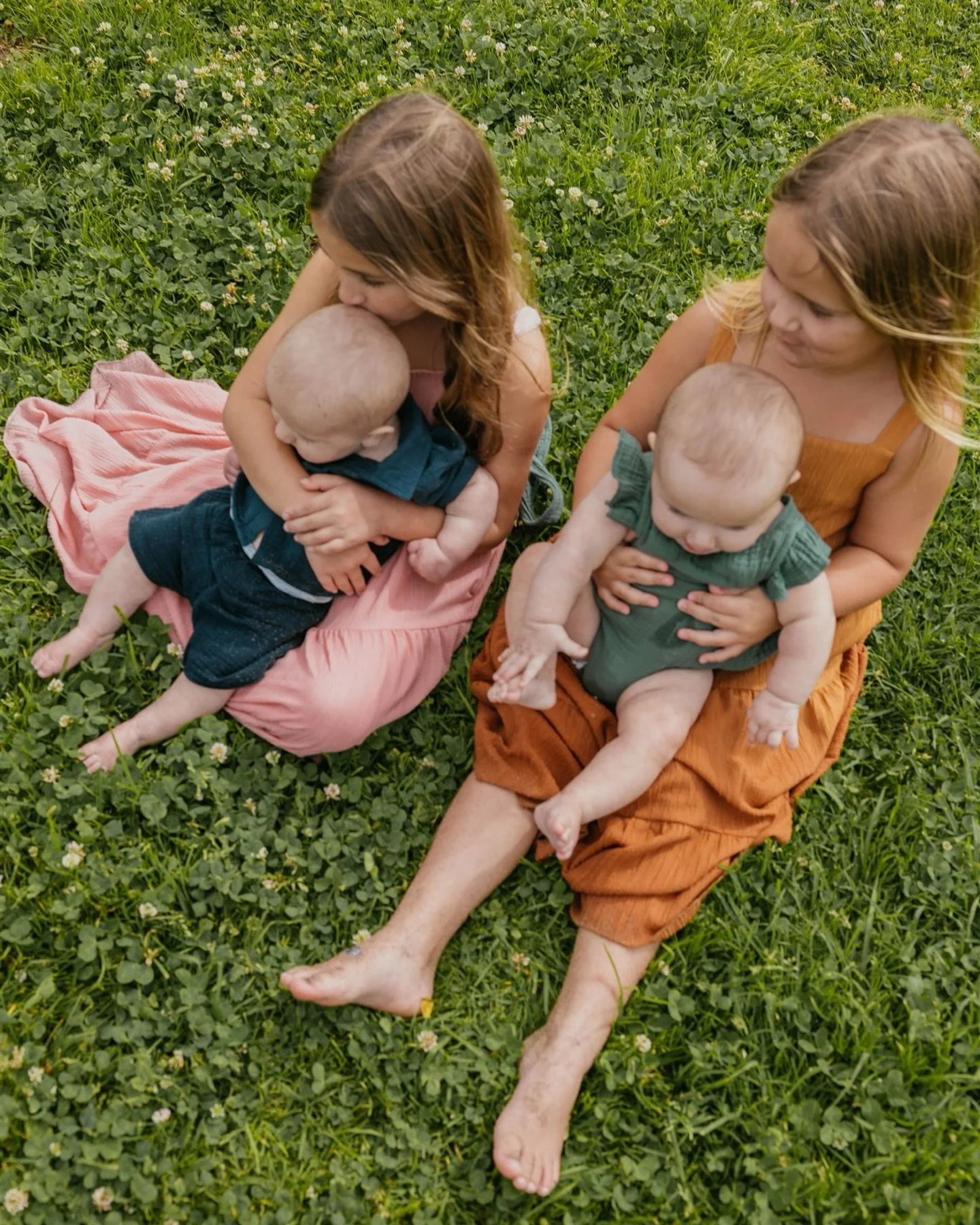 Two sets of twins for one beachy session is basically my photographer summer jackpot 🐚🐚🐚🐚 Withrow Family ~ 2025 #katiemarblephotography