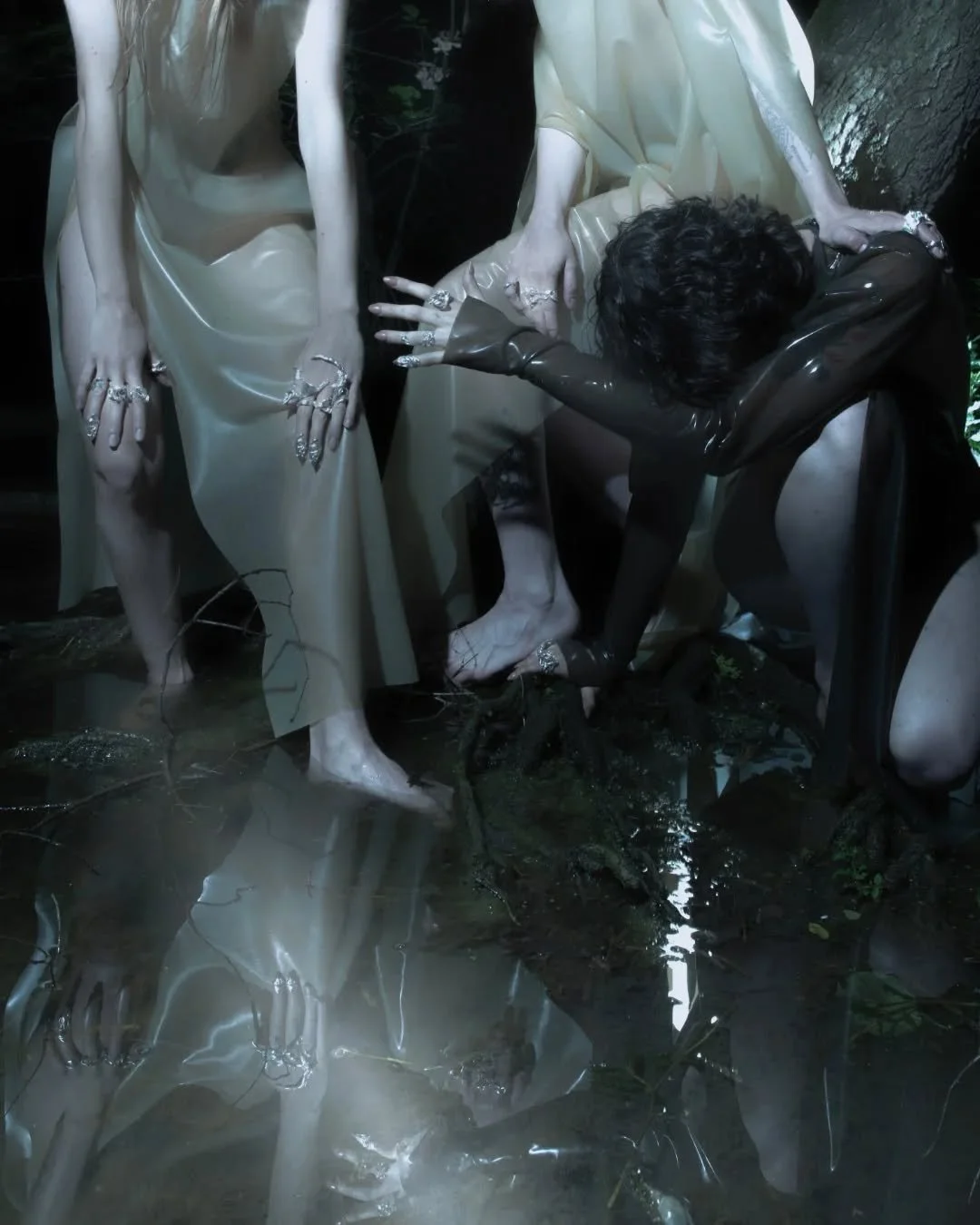 Dive into the swamp and discover a dreamy landscape full of tangled roots. Photographer @opaaalek captured the @kaltwie jewellery collection in their &quot;Gloomgunk&quot; 🐸
A sense of sliminess is added also by latex pieces from @noctum_studio ✨️
F