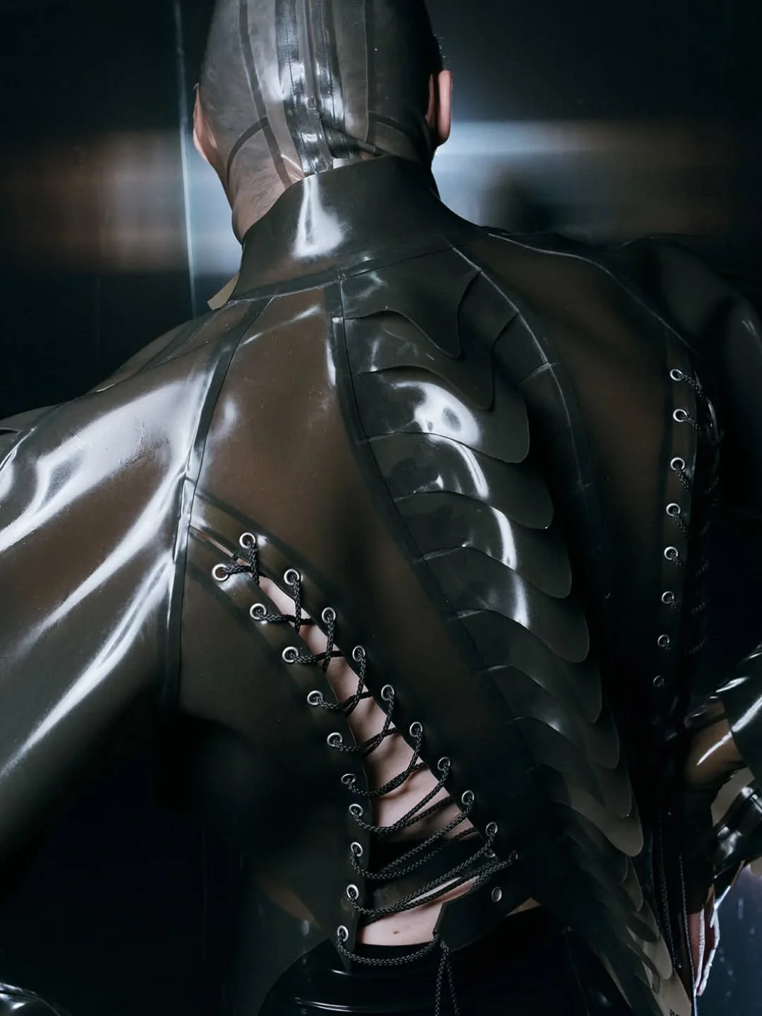 How does a Noctum jacket come to life? Guess how many pieces it has! Our aim was to create a sculpted, anatomical shape with 3D details, so we used thick latex sheets to achieve both shape and flexibility. We drew the pattern for each piece by hand t