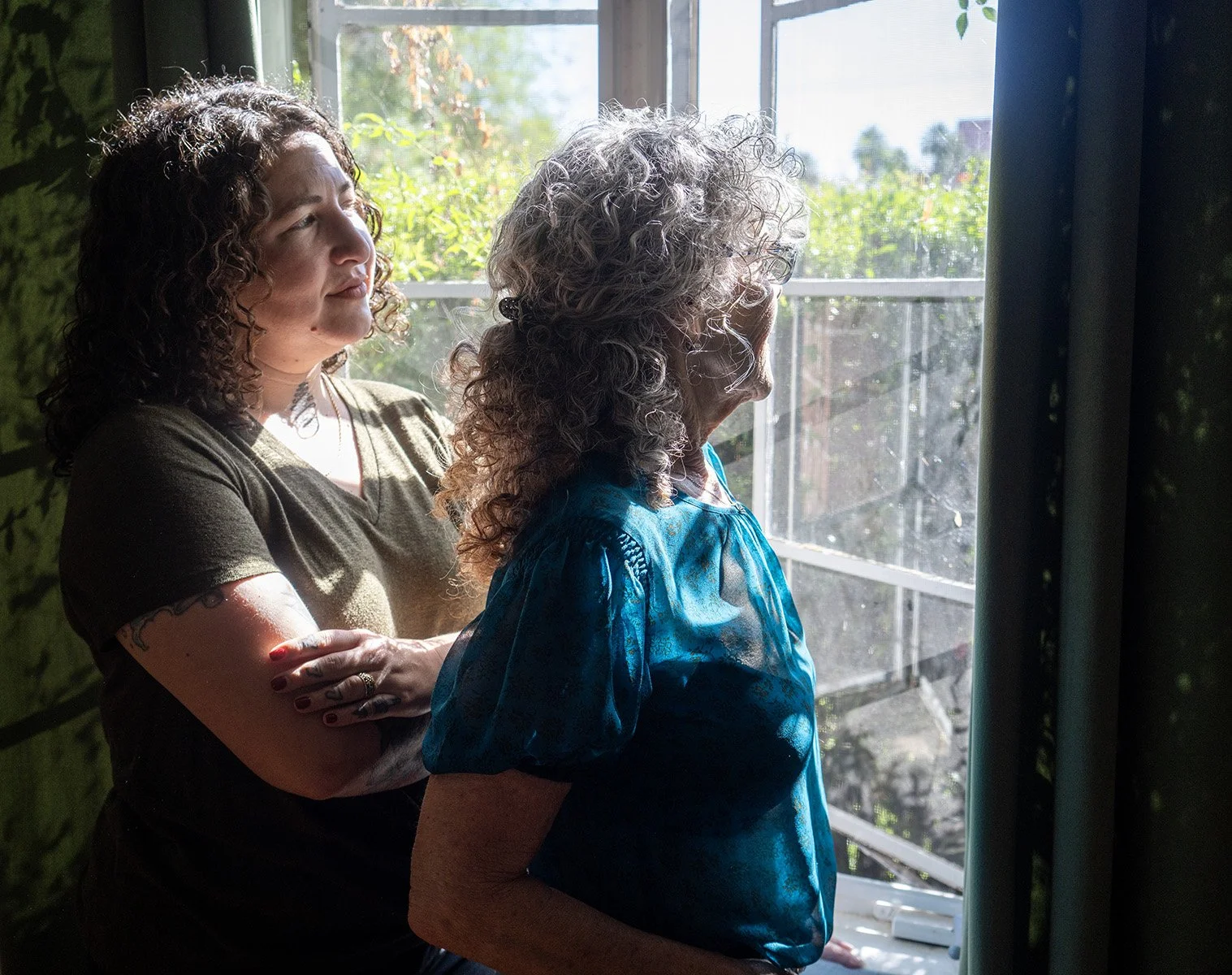 Candice and Debbie by Window lookin out_DSC7749 copy.jpg