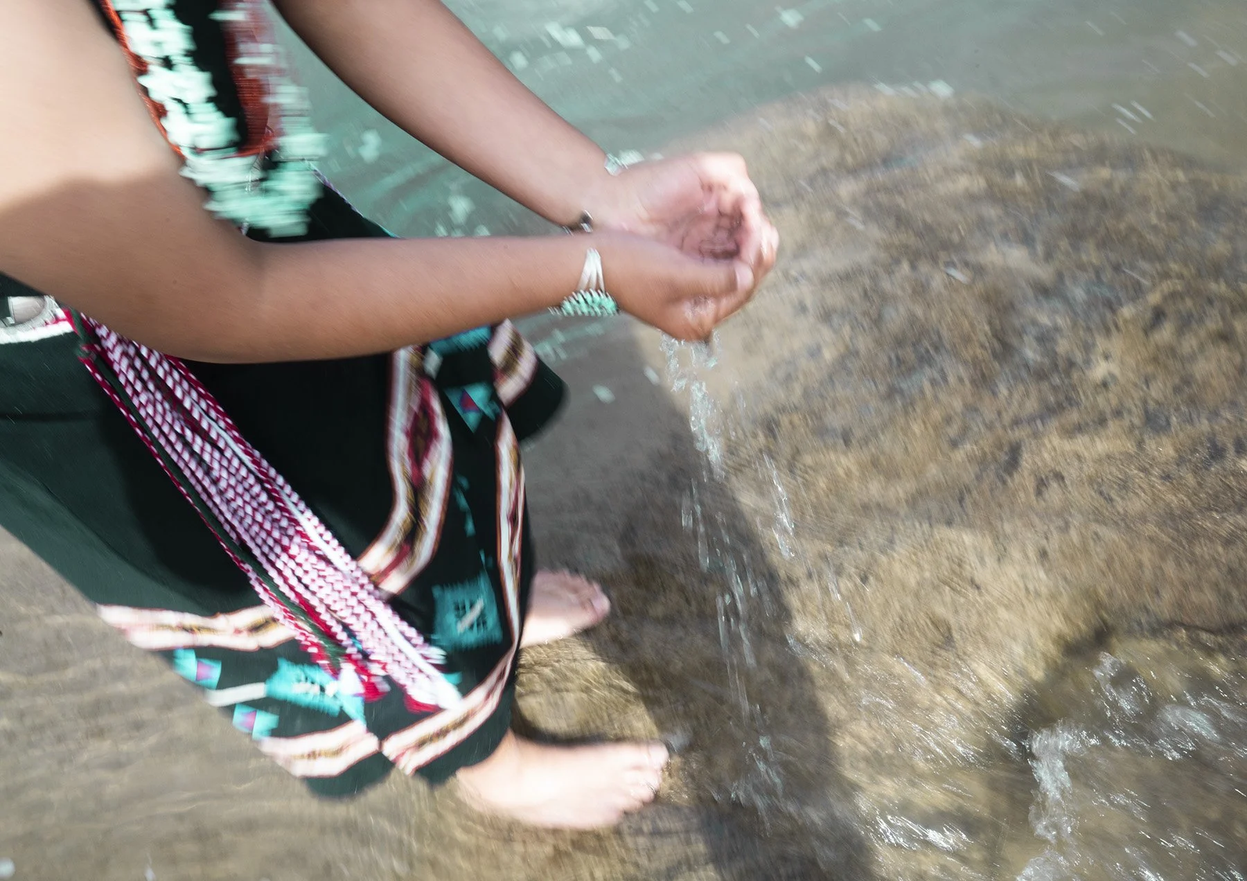 Turquoise playing with water_DSC6223 copy.jpg