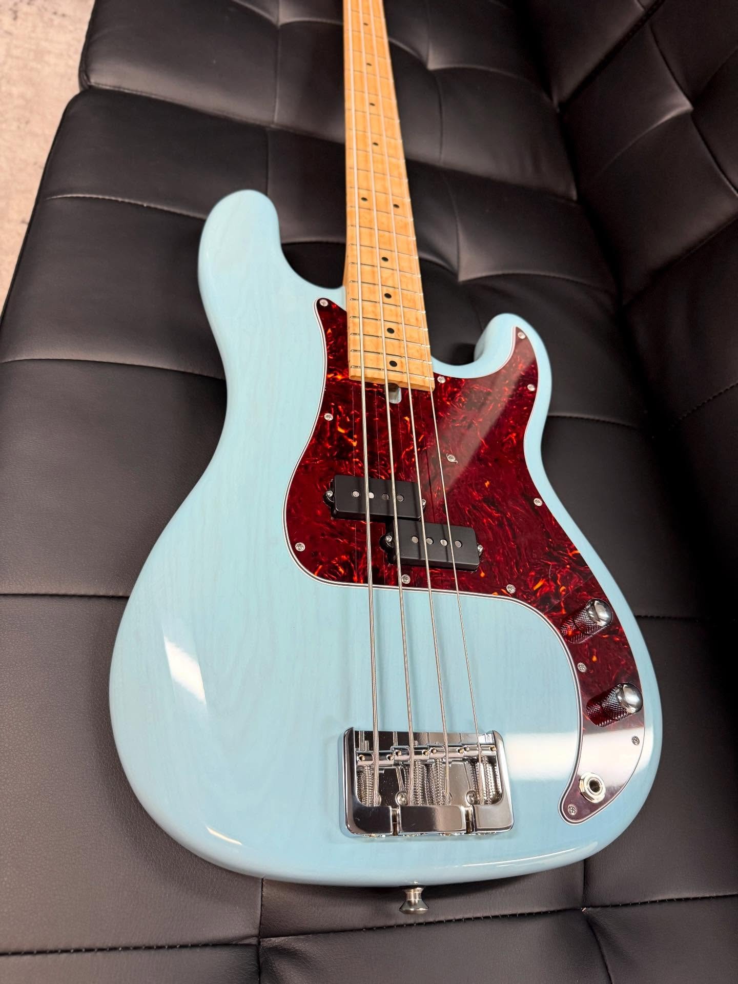 Just finishing up this beautiful P4 Custom in Translucent Sonic Blue 🩵🩵🔥🔥 This bass has a one-piece, light-weight Swamp Ash body, Birdseye Maple Fretboard, Mike Lull P Pickup, Hipshot B-Style Bridge, just punchy and fat and wonderful 🤘🤘🤘

(Ava