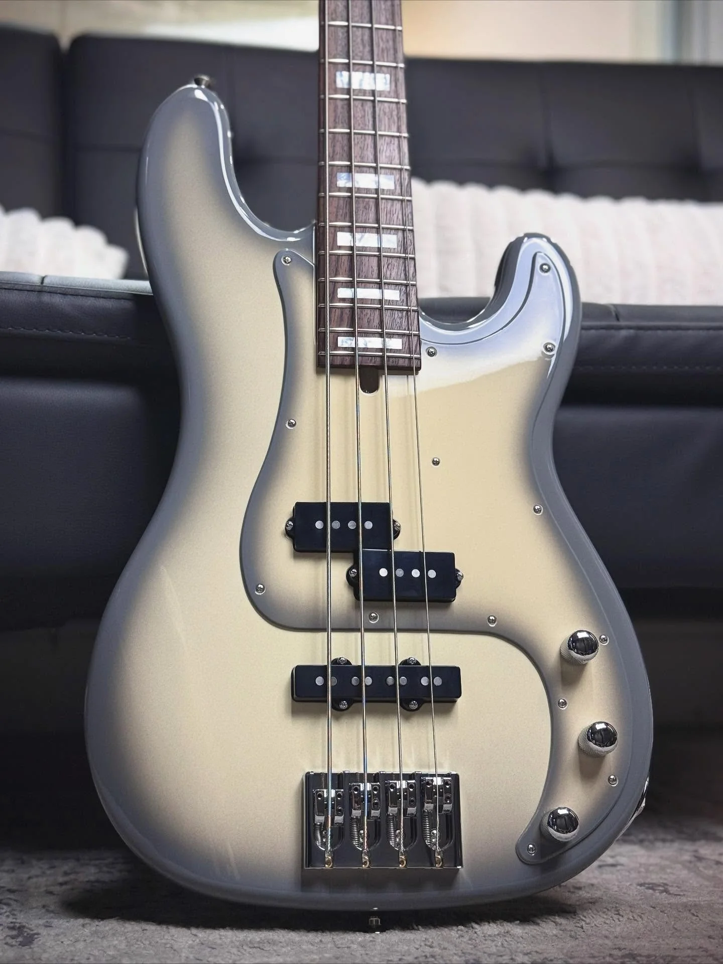Custom-Ordered PJ4 in Smokey Antigua with a Roasted Maple Neck and Mother-of-Pearl Block inlays. Just delicious 🩶🩶🩶🤍🤍🤍🔥🔥🔥

#madeinusa #bass #bassguitar #guitar #bassporn #classic #bassplayer #mikelull #mikelullbass #bassgear #guitargear #ins