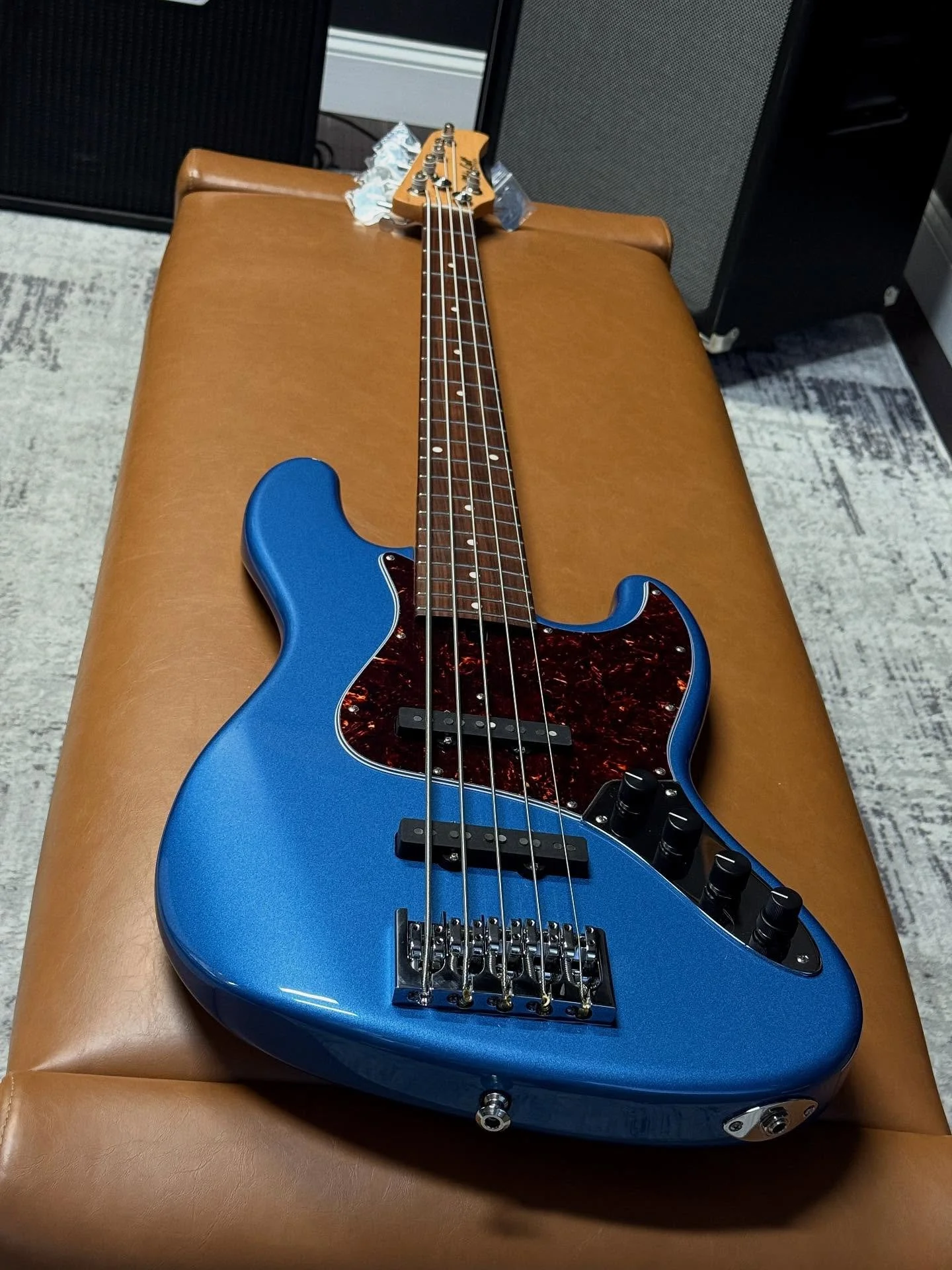Today we have this Lake Placid Blue M5V 💙💙💙🌊🌊🌊 - Alder Body. Indian Rosewood Fretboard. 35&rdquo; Scale. Lull/Duncan Jazz Pickups. @bartolinipups NTBT Preamp. 1.75&rdquo; Nut Width. RAD. 

(Available Soon)

#madeinusa #bass #bassguitar #guitar 
