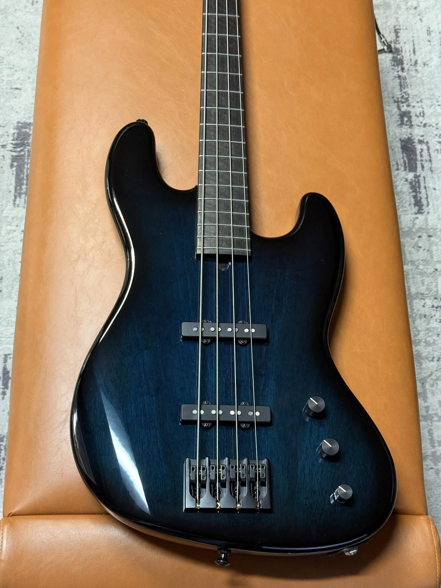 Just finishing up this incredible V4 Custom in Black/Aqua Blue Burst over Mahogany! 🖤💙🔥🔥 Mahogany Body. Roasted Maple Neck. Ebony Fretboard (slight figuring). 7.6 lbs. Mike Lull Hand-Wound J pickups. Passive 🤘🤘

(Available Soon)

#madeinusa #ba