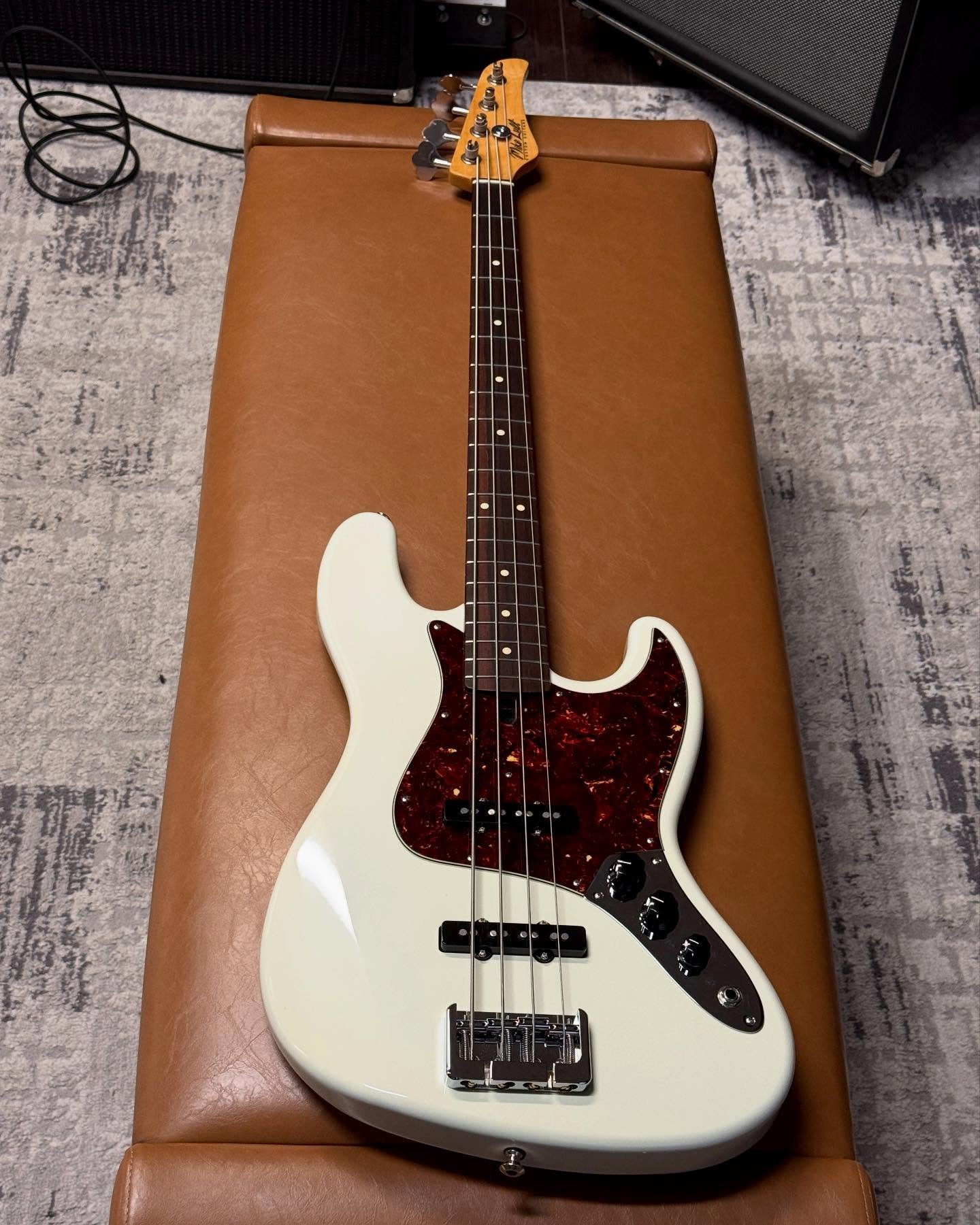 Today we have a discontinued Certified Preowned Model. An Aged Olympic White UV4 (Ultra Vintage 4). Alder Body. Brazilian Rosewood Fretboard. 7 1/4&rdquo; Radius. 34&rdquo; Scale. 20 Frets. Custom @fralinpickupsofficial Jazz Pickups. @hipshotproducts