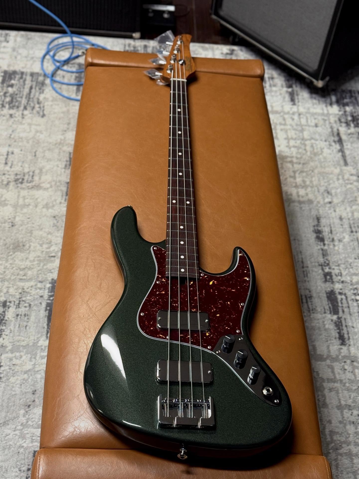 Custom-Ordered JT4 in Porsche Oak Green. Very PNW vibes 🌲🌲💚💚 

#madeinusa #bass #bassguitar #guitar #bassporn #classic #bassplayer #mikelull #mikelullbass #bassgear #guitargear #instaguitar #bassesofinstagram #rocknroll #custommade #custombass #j