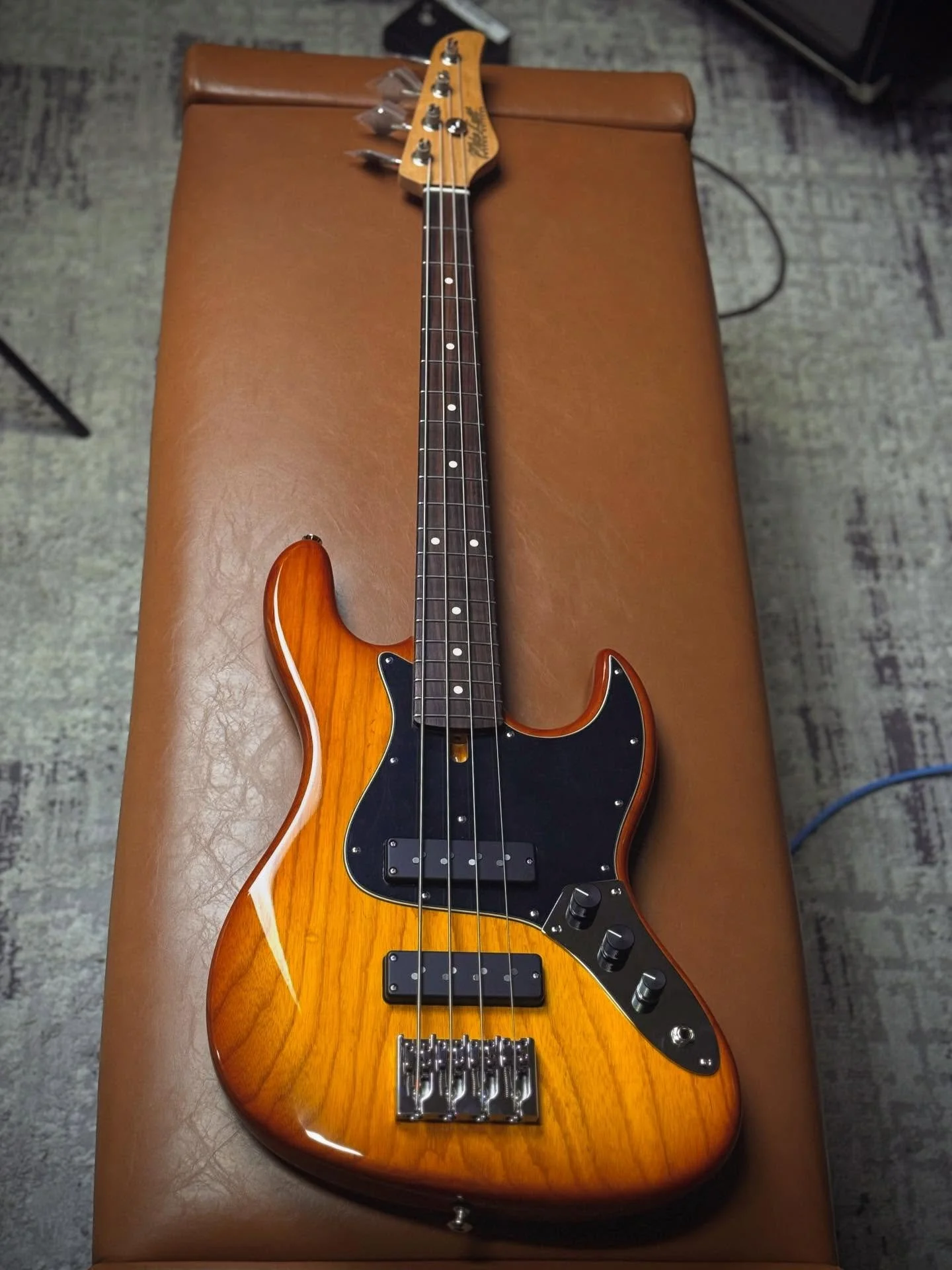 Just finished up a stunning short scale J430 in Honey Burst 🍯🍯💛💛 Swamp Ash Body (one-piece). Indian Rosewood Fretboard. 30&rdquo; scale. Nordstrand Big Singles. PASSIVE. 

(Available Soon)

#mikelull #mikelullcustomguitars #mikelullj430 #bassguit