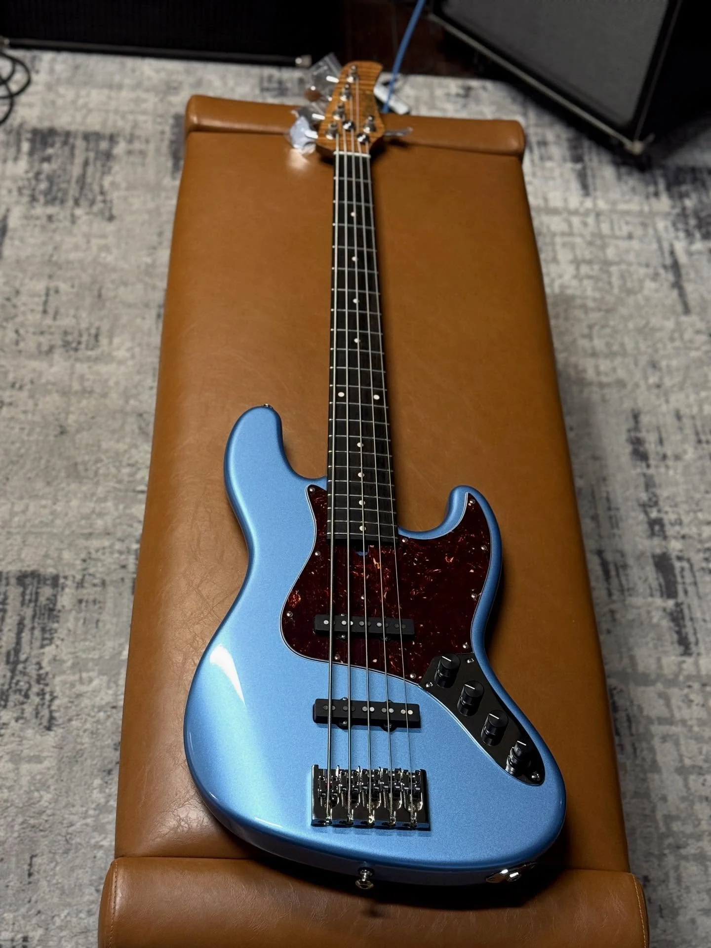 Last showroom piece of the year!  This Faded Pelham Blue M5V is just getting finished up 🩵🩵🔥🔥 Alder Body. Roasted 5A Flamed Maple Neck with an Ebony Fretboard. Lull/Duncan Jazz Pickups. Bartolini NTBT Preamp. Hipshot Hardware (as always). 35&rdqu