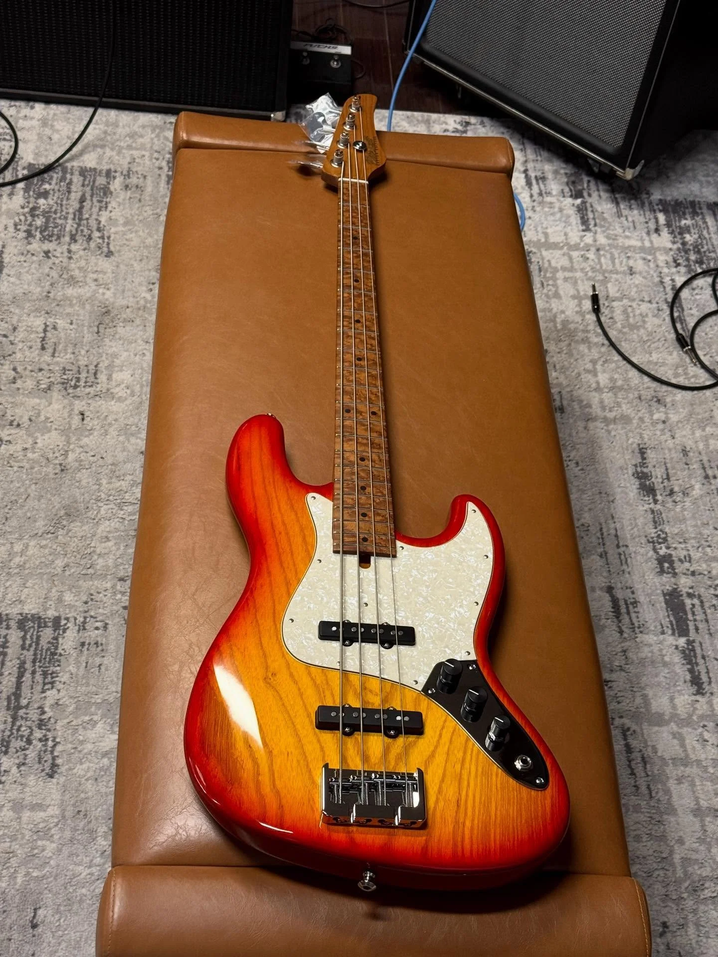 Custom-Ordered Fireglo V4 - just straight🔥🔥🔥

#mikelull #mikelullcustomguitars #mikelullv4 #bassesofinstagram #bassgear